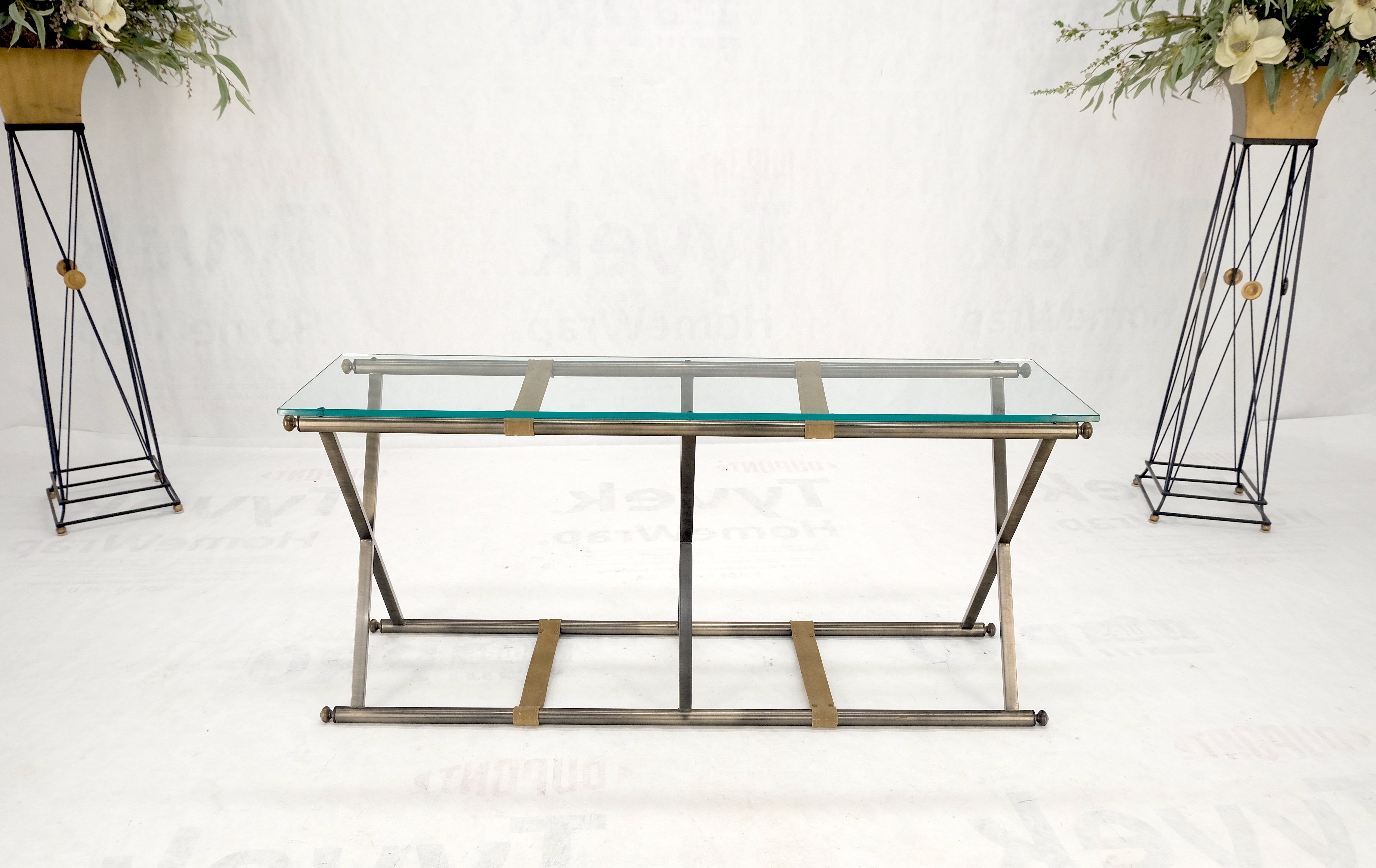 ¡Tablero de cristal en forma de X Base de cromo ahumado Consola rectangular Mesa de sofá MINT! Moderno de mediados de siglo en venta