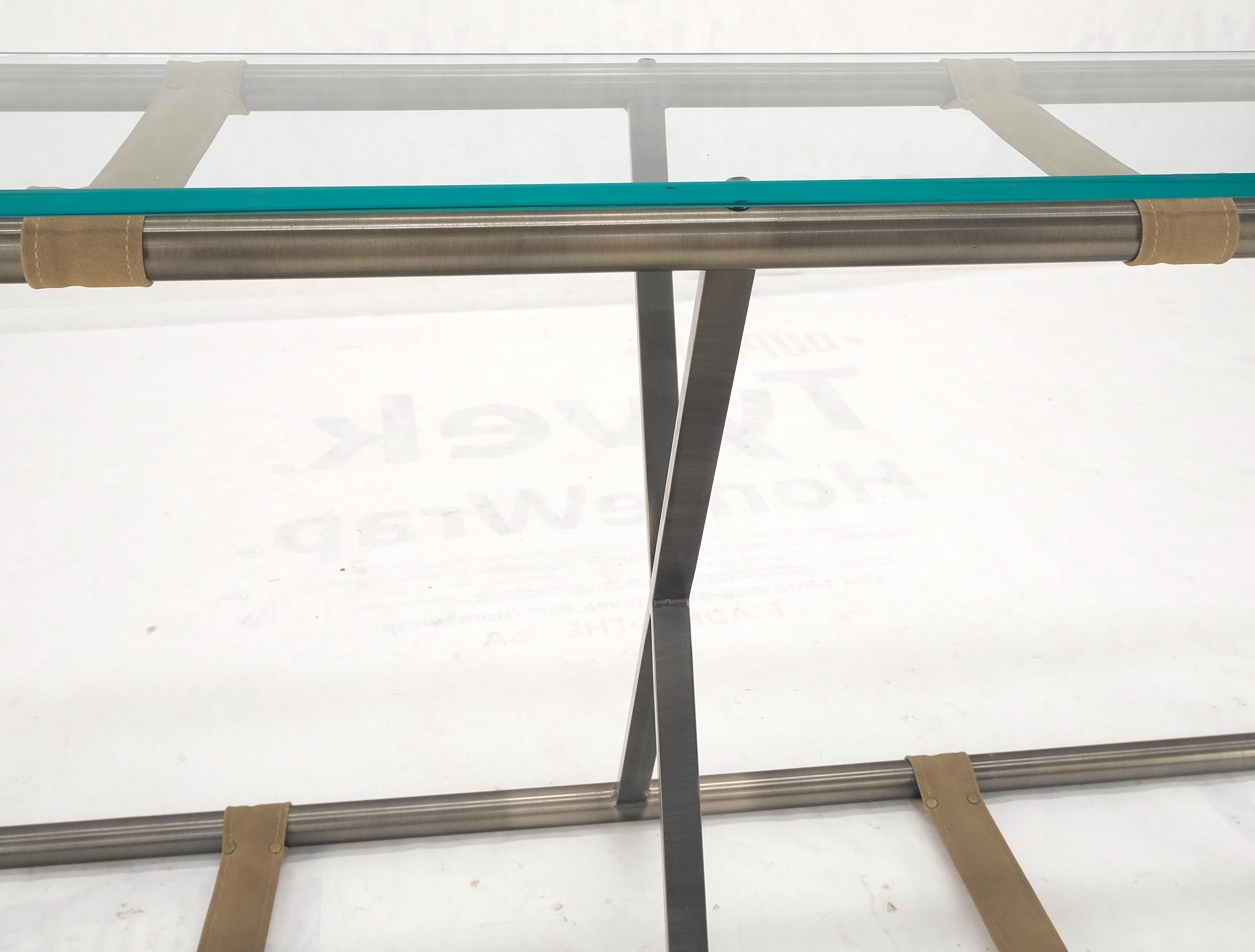 ¡Tablero de cristal en forma de X Base de cromo ahumado Consola rectangular Mesa de sofá MINT! siglo XX en venta