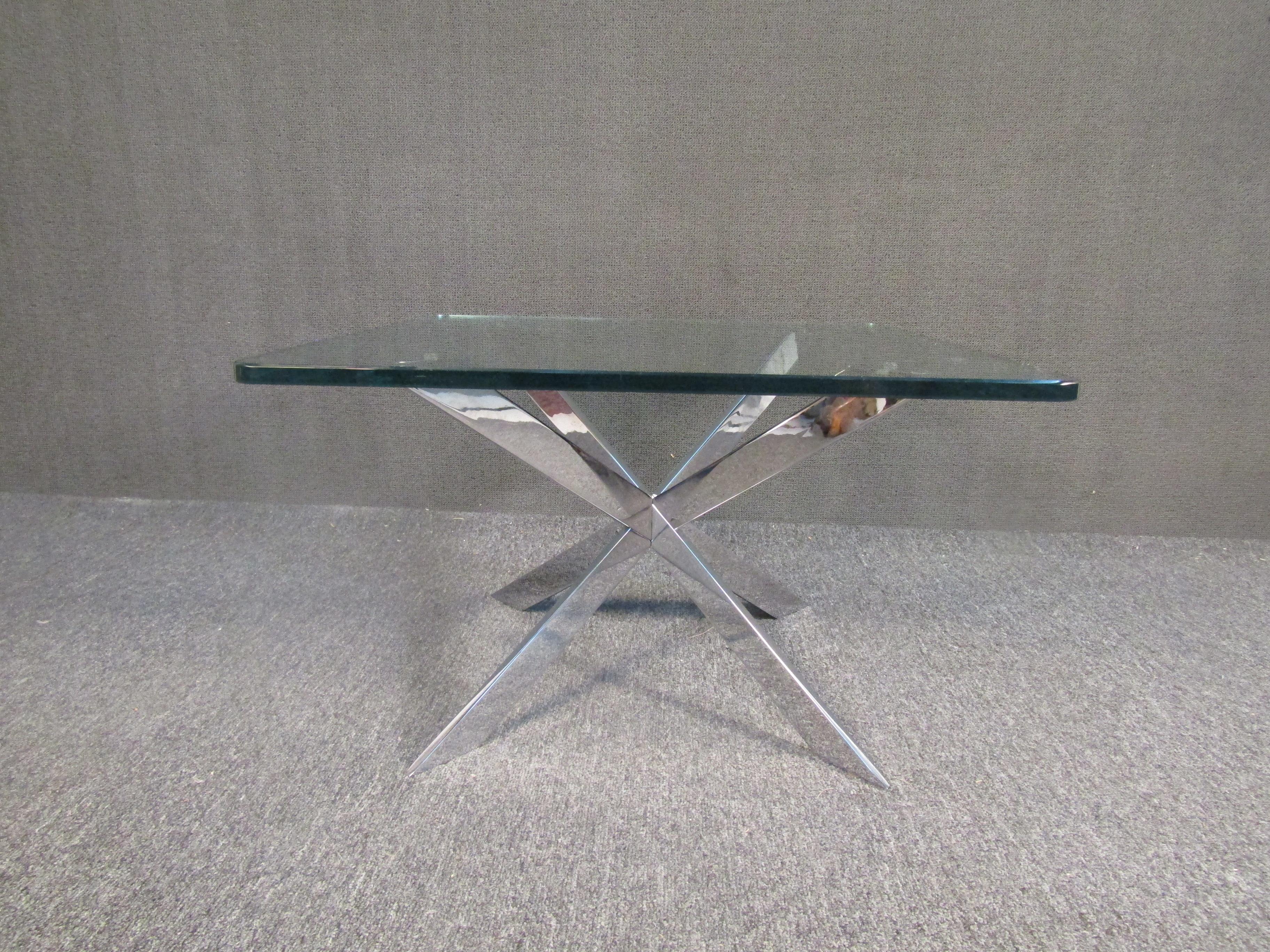 Table d'appoint vintage moderne avec une intéressante base géométrique chromée et un plateau en verre épais. Cette table attire l'attention tout en étant facile à associer à un environnement plus coloré. Veuillez confirmer la localisation de l'objet