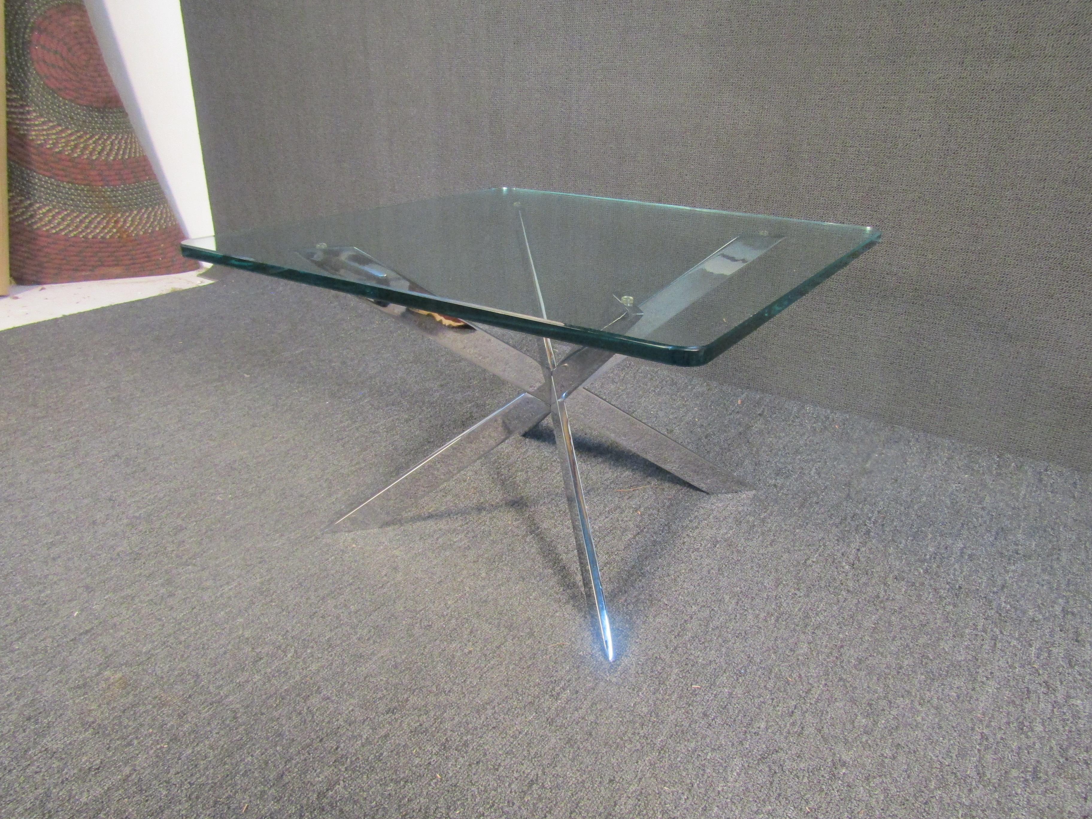 Moderne Table d'appoint en chrome avec plateau en verre en vente