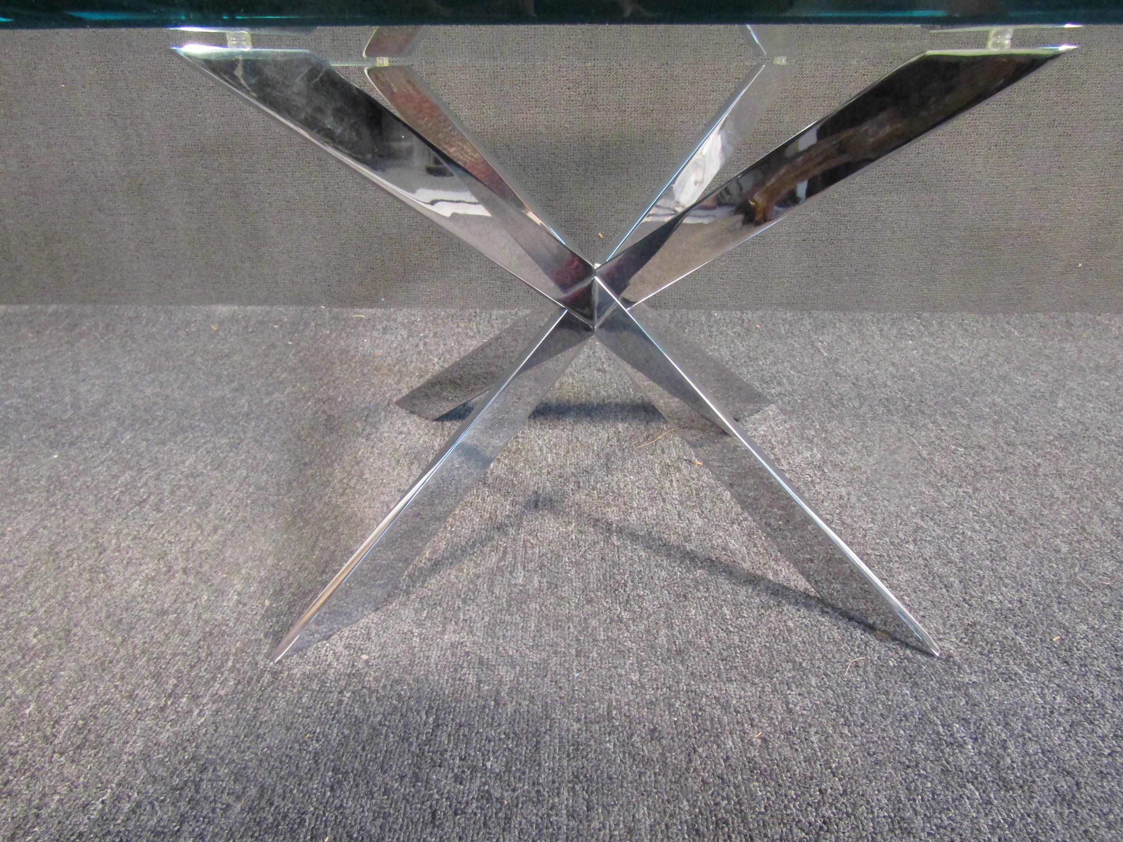 20ième siècle Table d'appoint en chrome avec plateau en verre en vente
