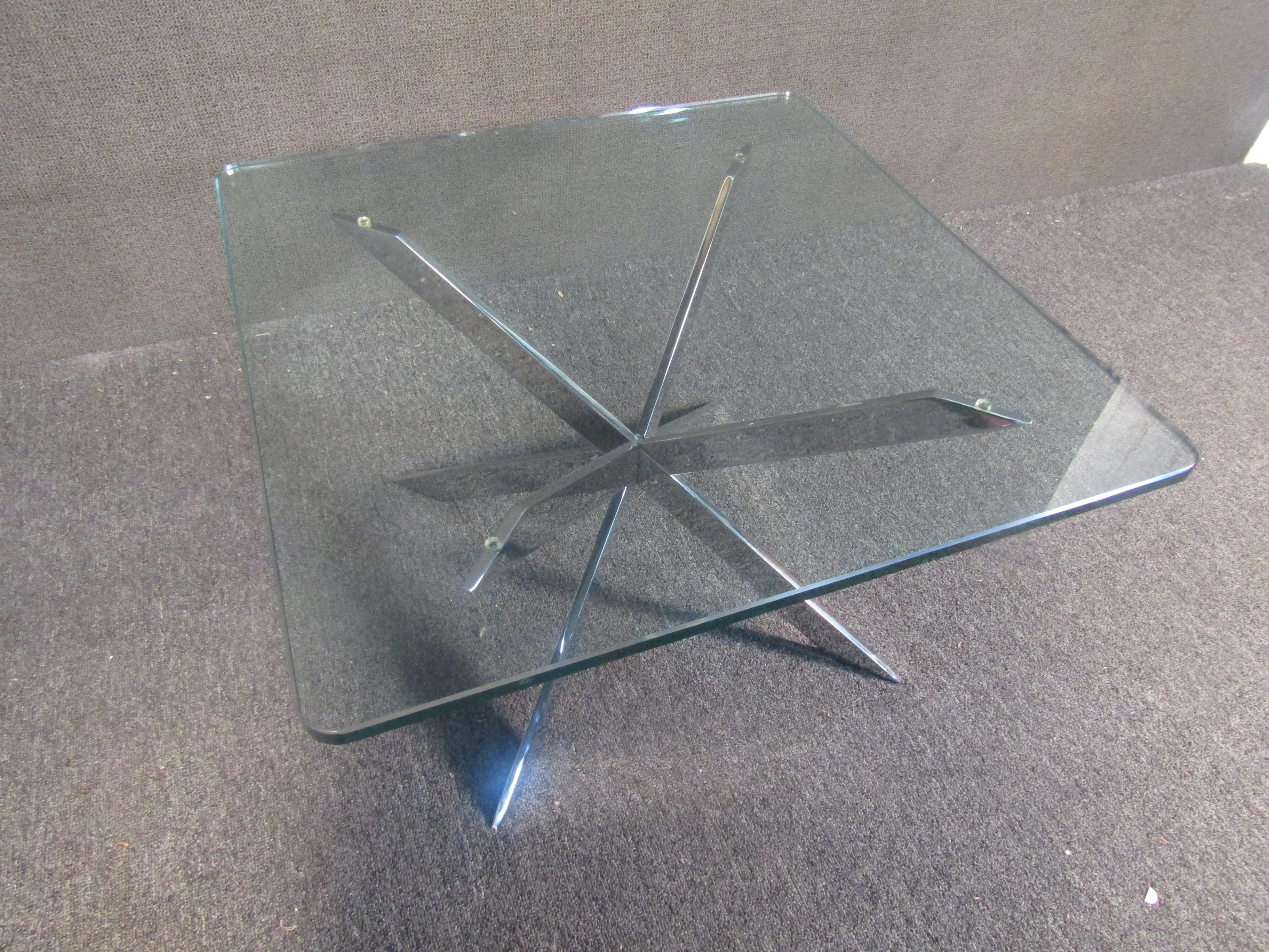 Métal Table d'appoint en chrome avec plateau en verre en vente