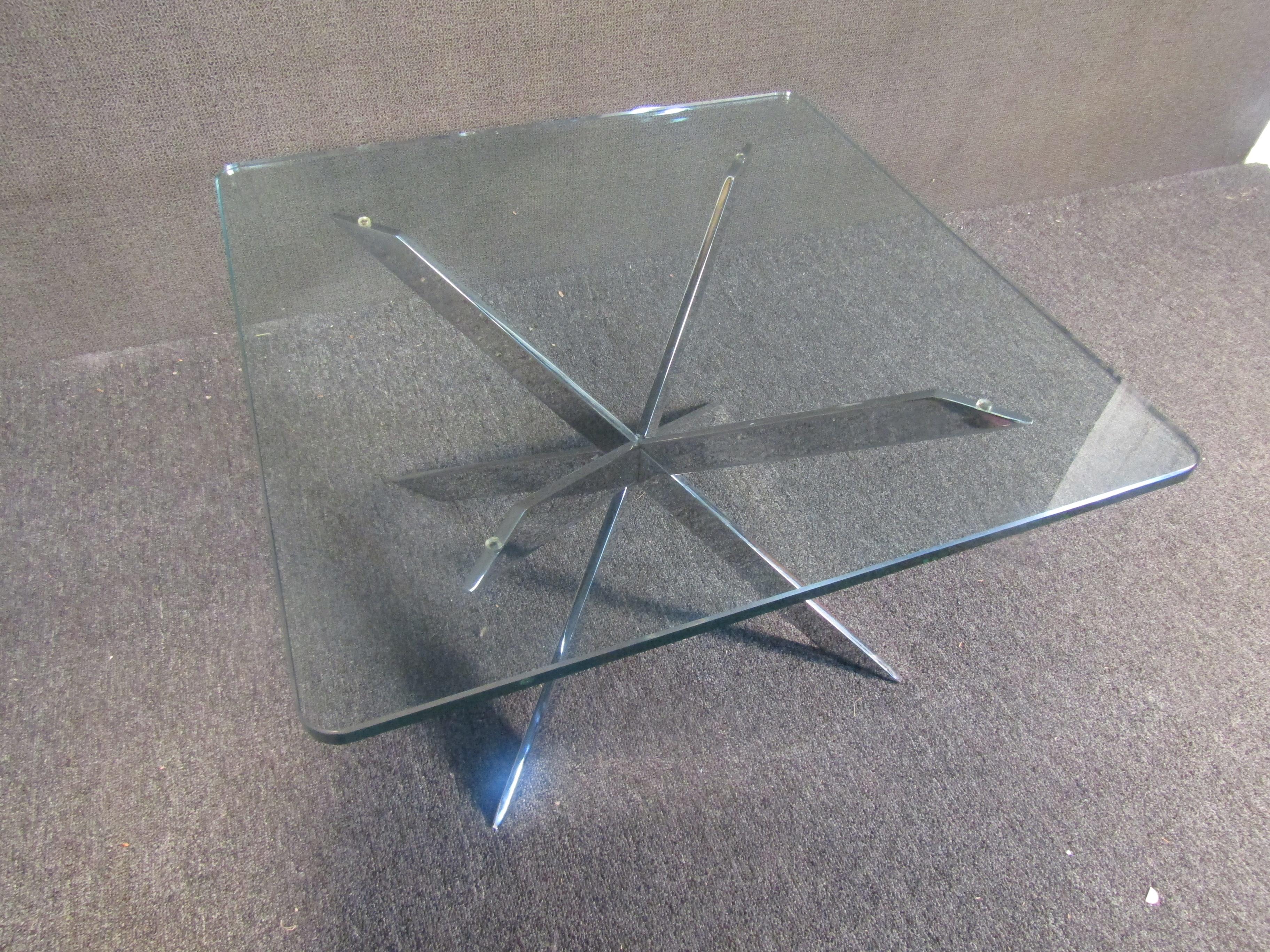 Chrome Table d'appoint en chrome avec plateau en verre en vente