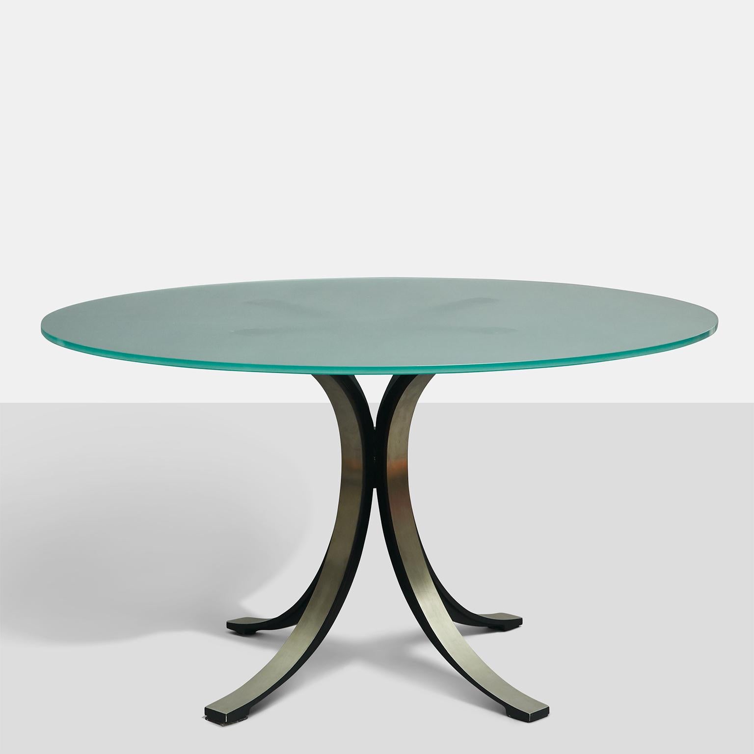 Une table de salle à manger avec un plateau en verre dépoli sur une base en acier brossé. Conçu par Osvaldo Borsani en 1963 et produit par Tecno, modèle #T69, c.C. 1965.