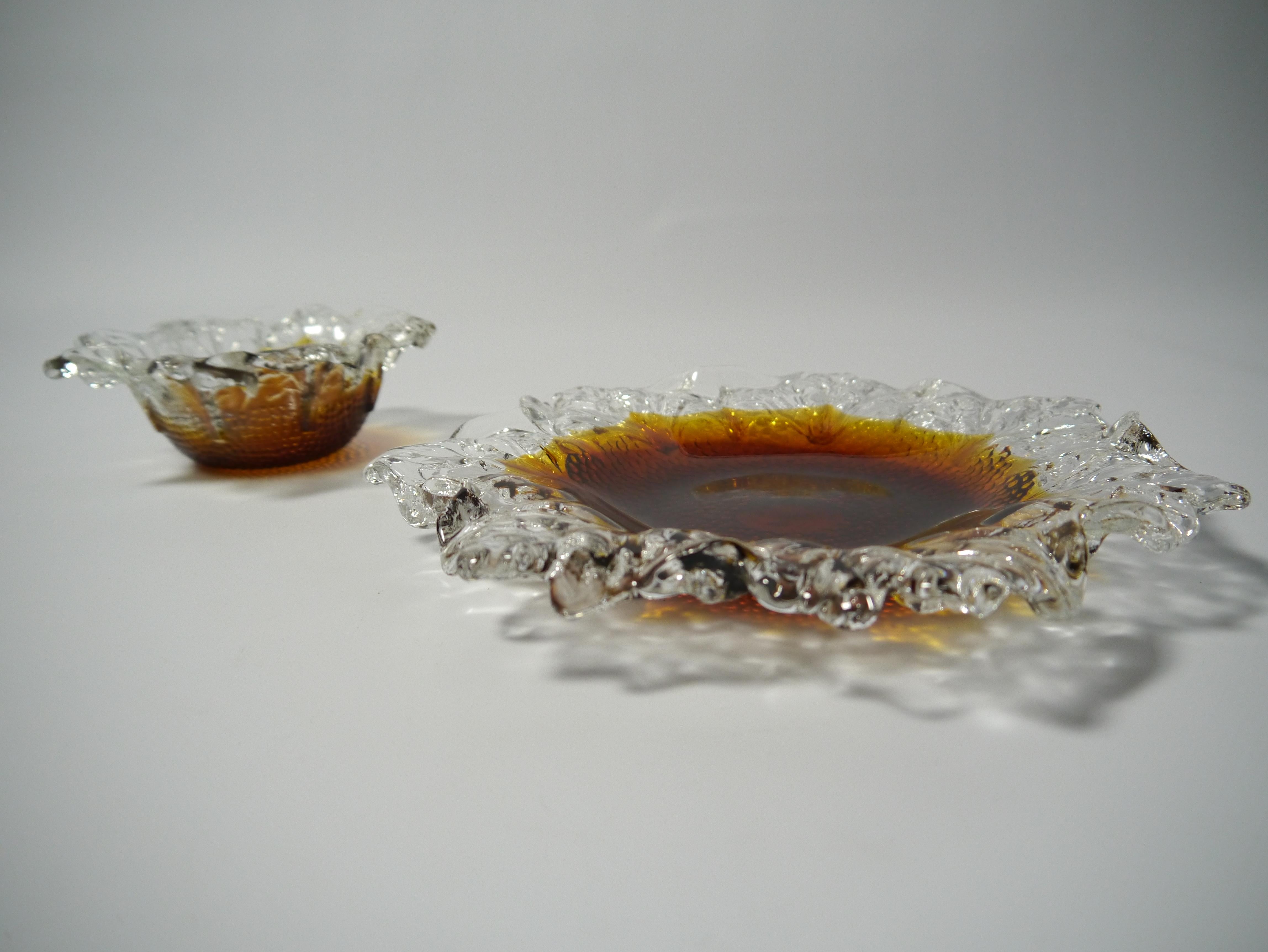 Plateau et bol en verre moderne scandinave conçu par Pertti Santalahti pour Humppila, Finlande, années 1970. Verre clair et ambré. 