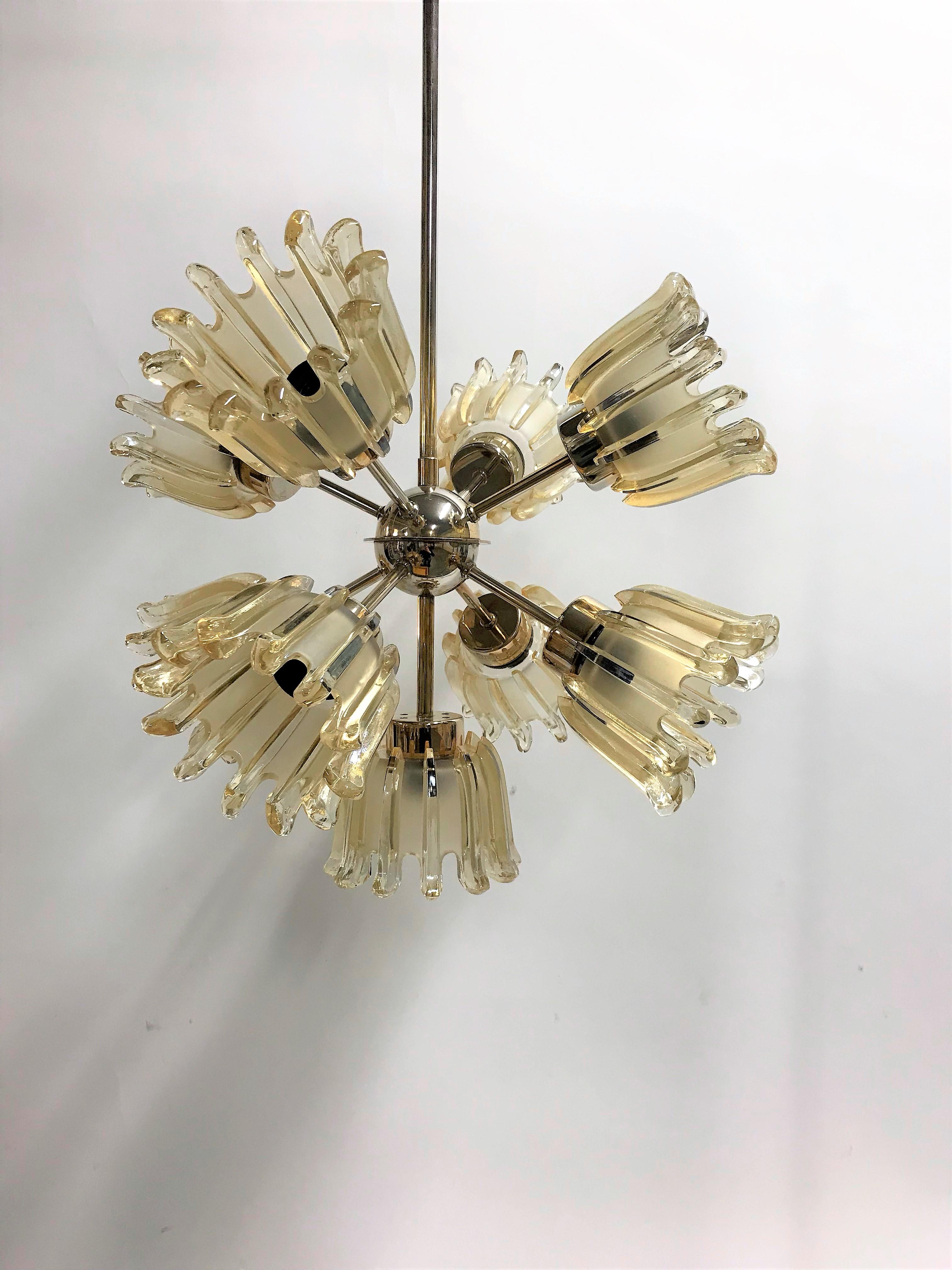 Wonderful brass tulip glass chandelier design by Doria Leuchten.

The Sputnik design was popular during the 1960s.

Subtitle size, suitable for smaller rooms.

The chandelier has nine light points.

Good condition, made from brass and