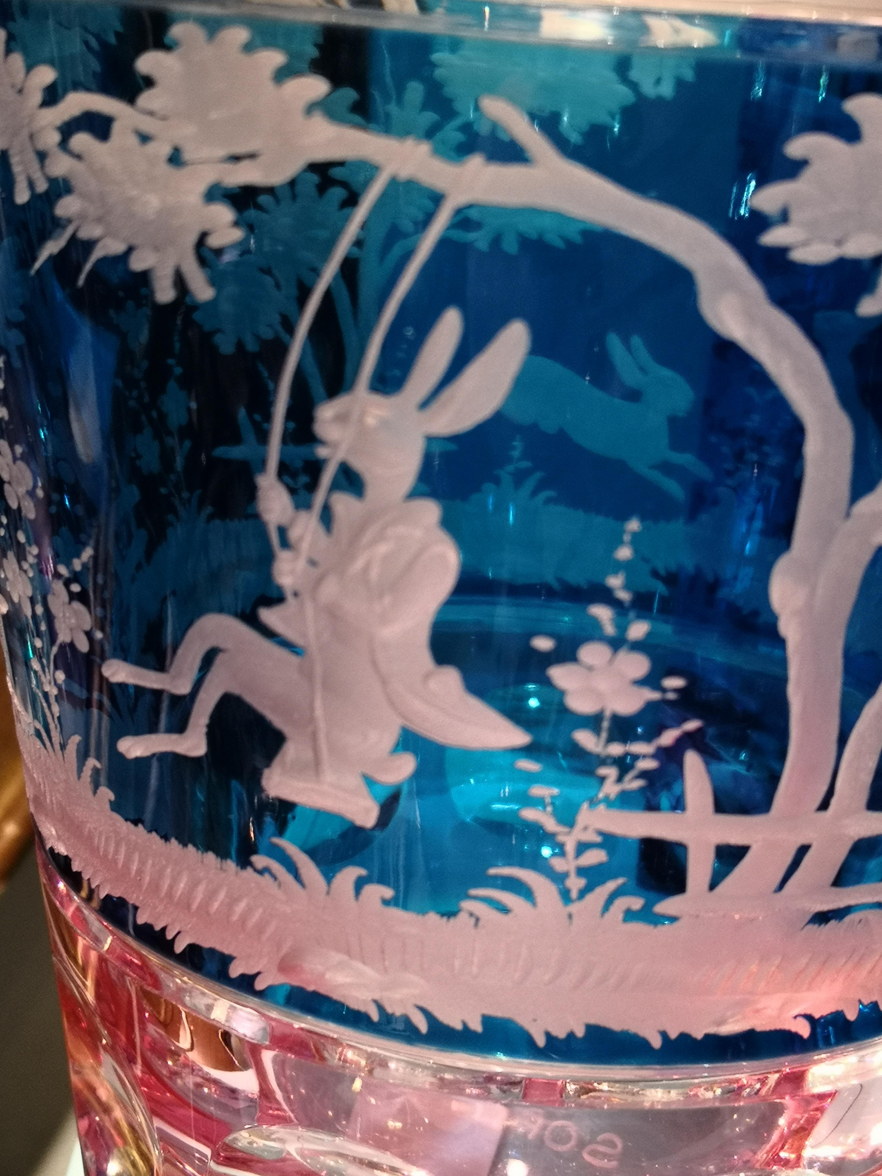Fait main Vase en verre bleu en cristal avec décor de Pâques Sofina Boutique Kitzbühel en vente