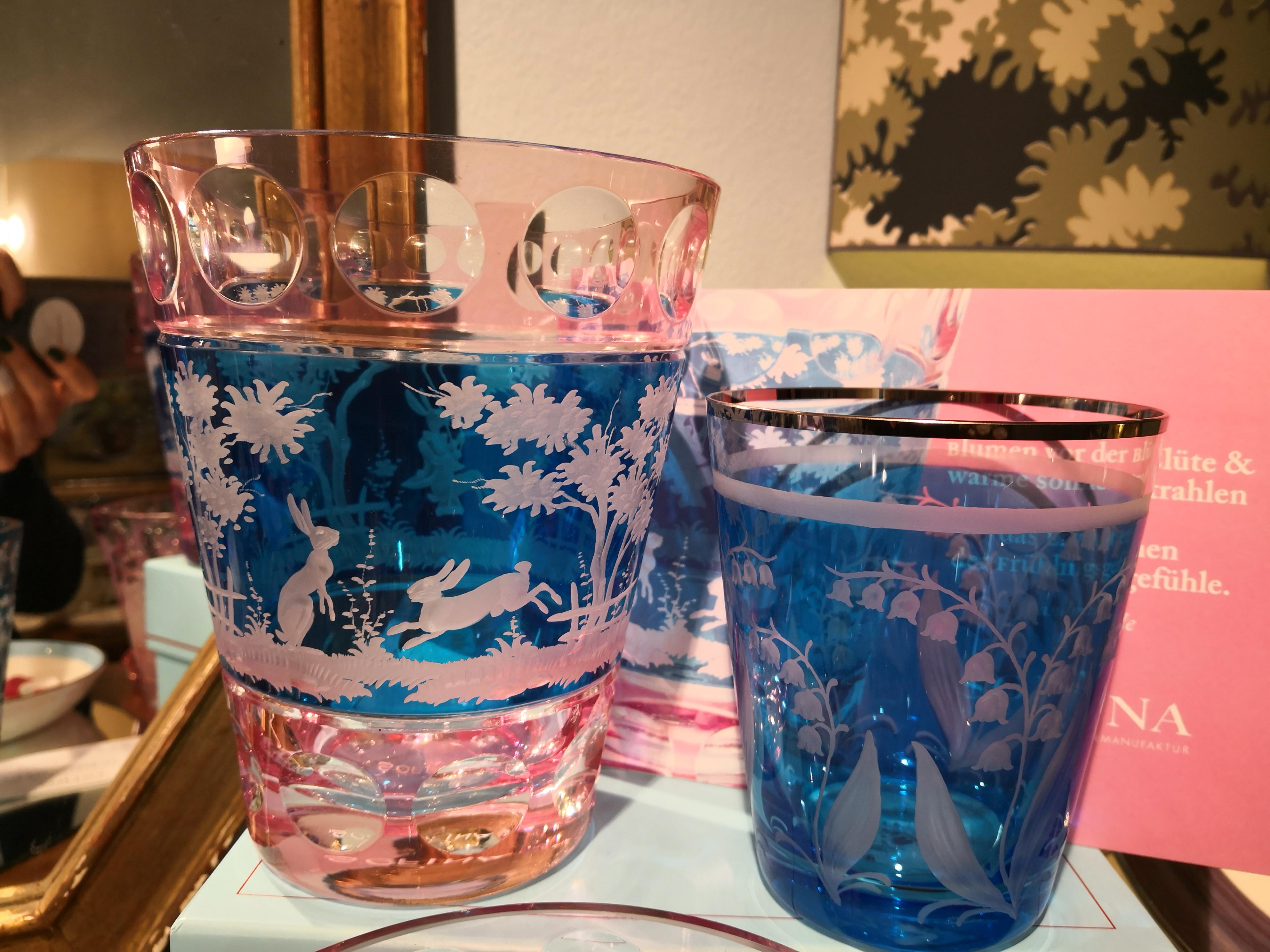 Glasvase aus blauem Kristall mit östlichem Dekor Sofina Boutique Kitzbühel (21. Jahrhundert und zeitgenössisch) im Angebot