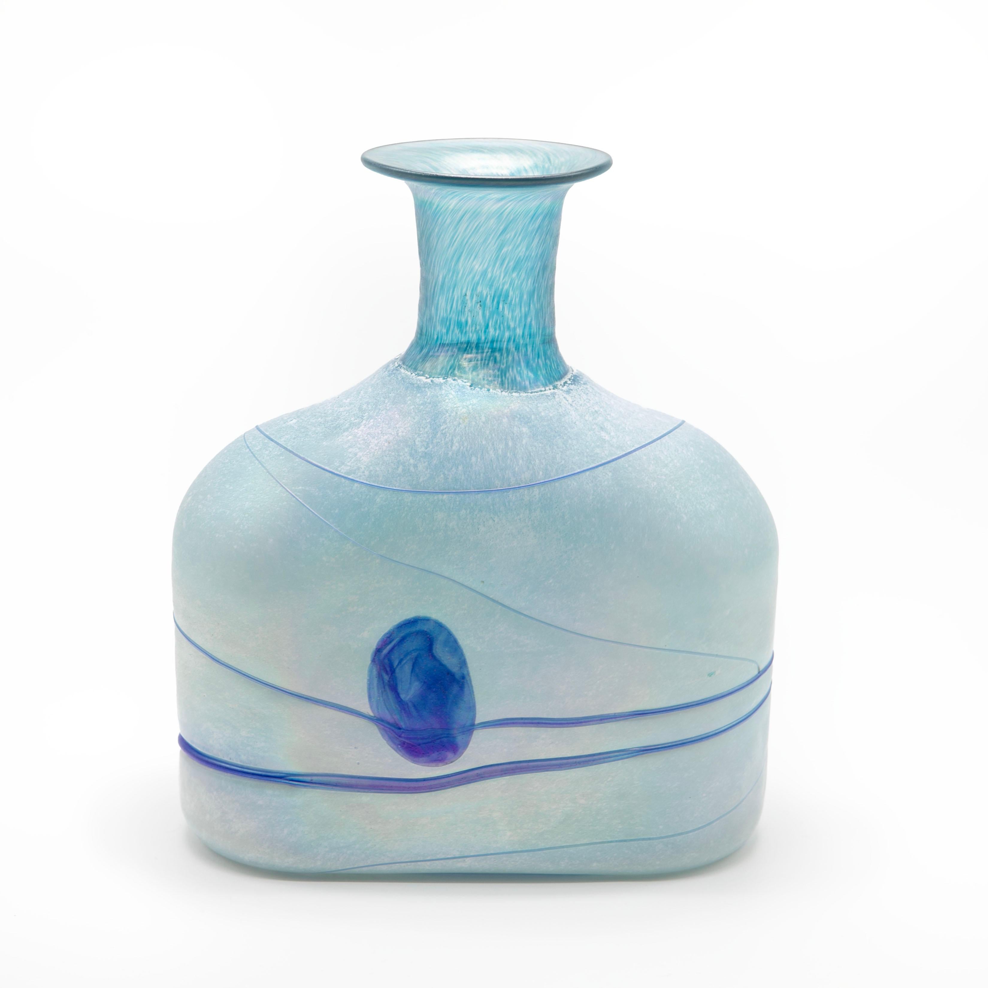 Bertil Vallien, born in 1938, designed this beautiful glass vase 'Blue Galaxy Art' for Orrefors Kosta Boda.
The vase is in perfect condition.

Signed at the bottom 'B. Vallien, Kosta no. 48016'.
Sweden, c. 1980.
