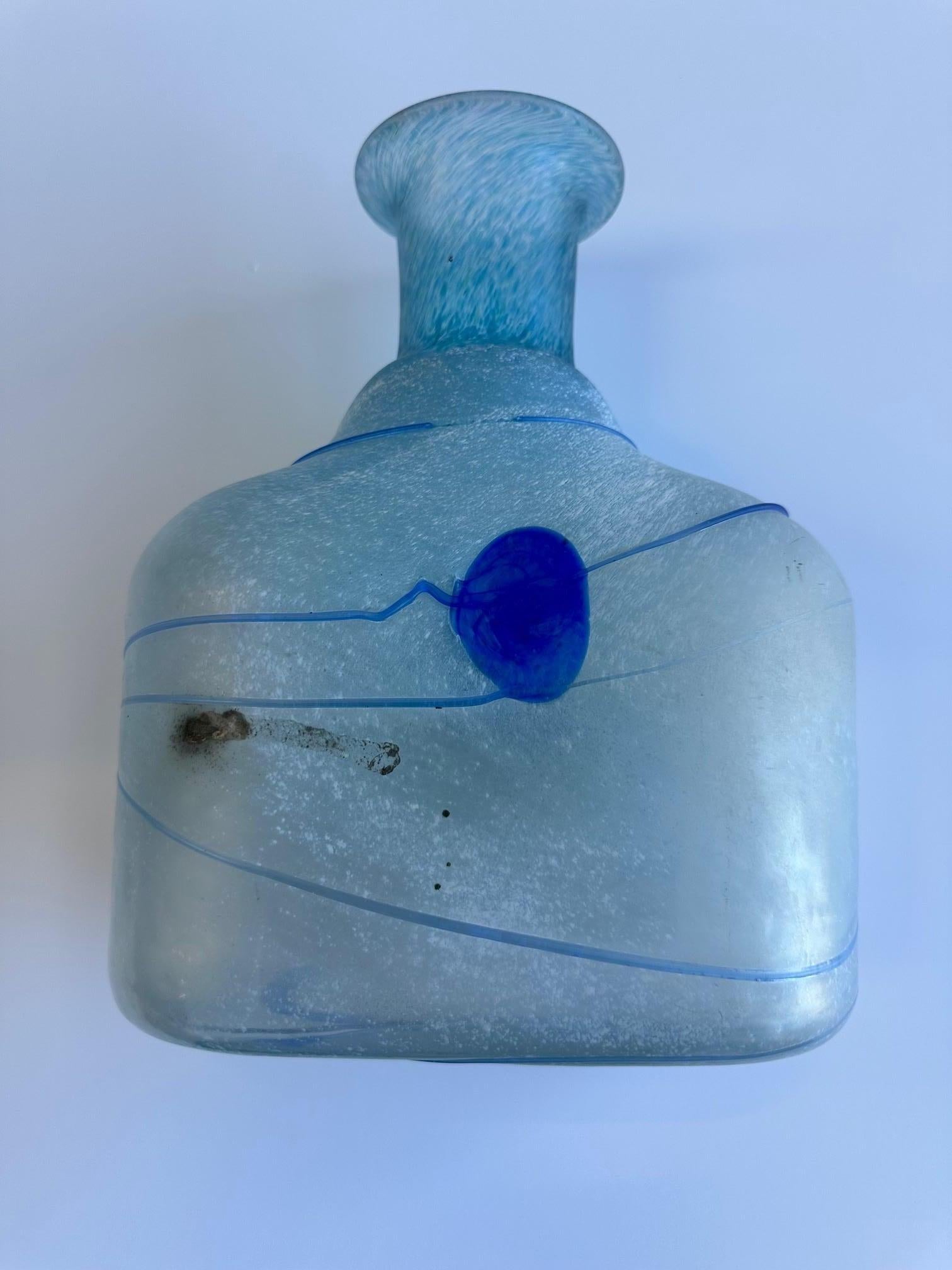 Bertil Vallien, nato nel 1938, ha disegnato questo bellissimo vaso di vetro 