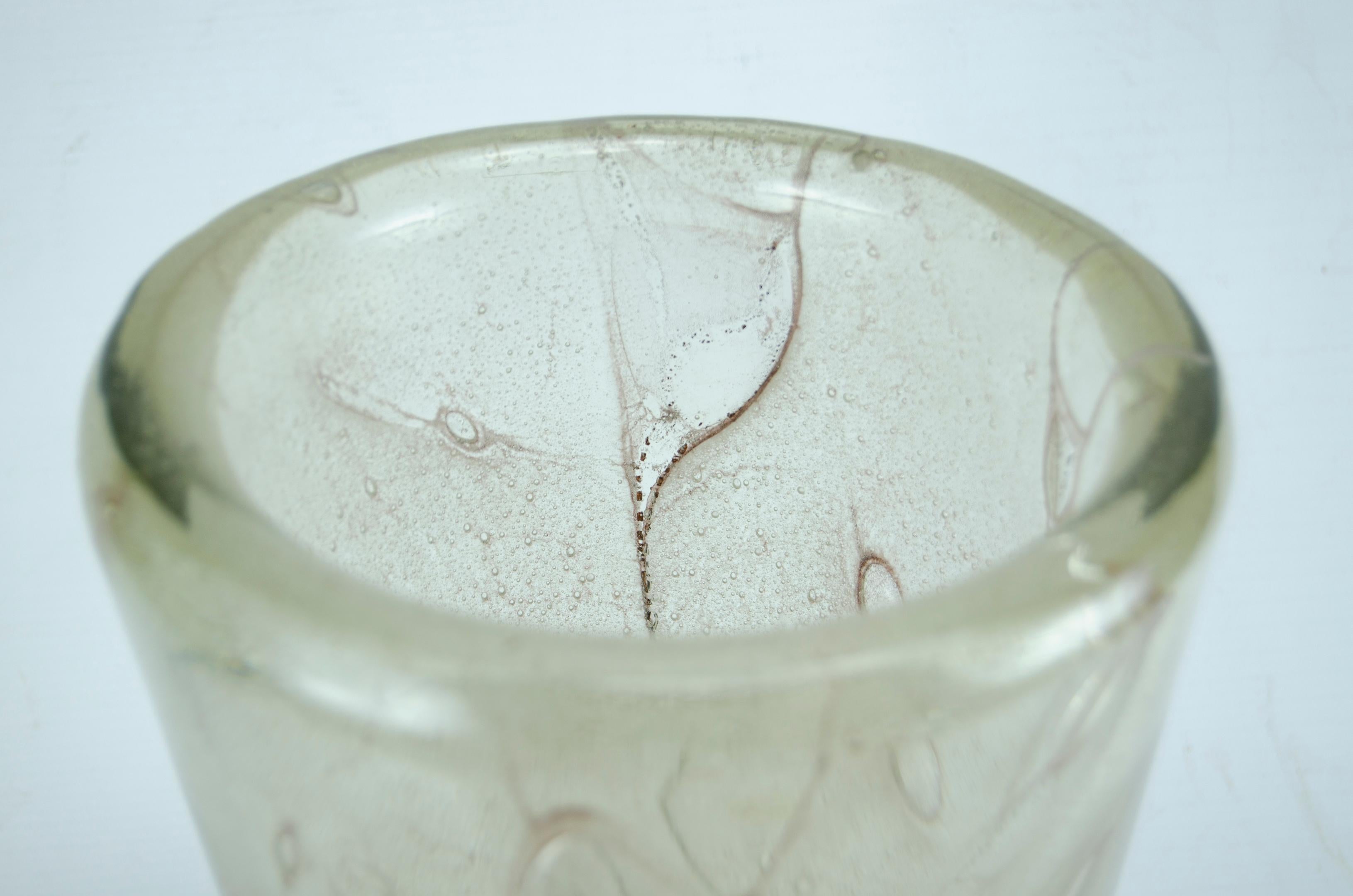 Vase en verre d'Andre Thuret
Circa 1950 en parfait état.
Signé à sa base
Origine France.