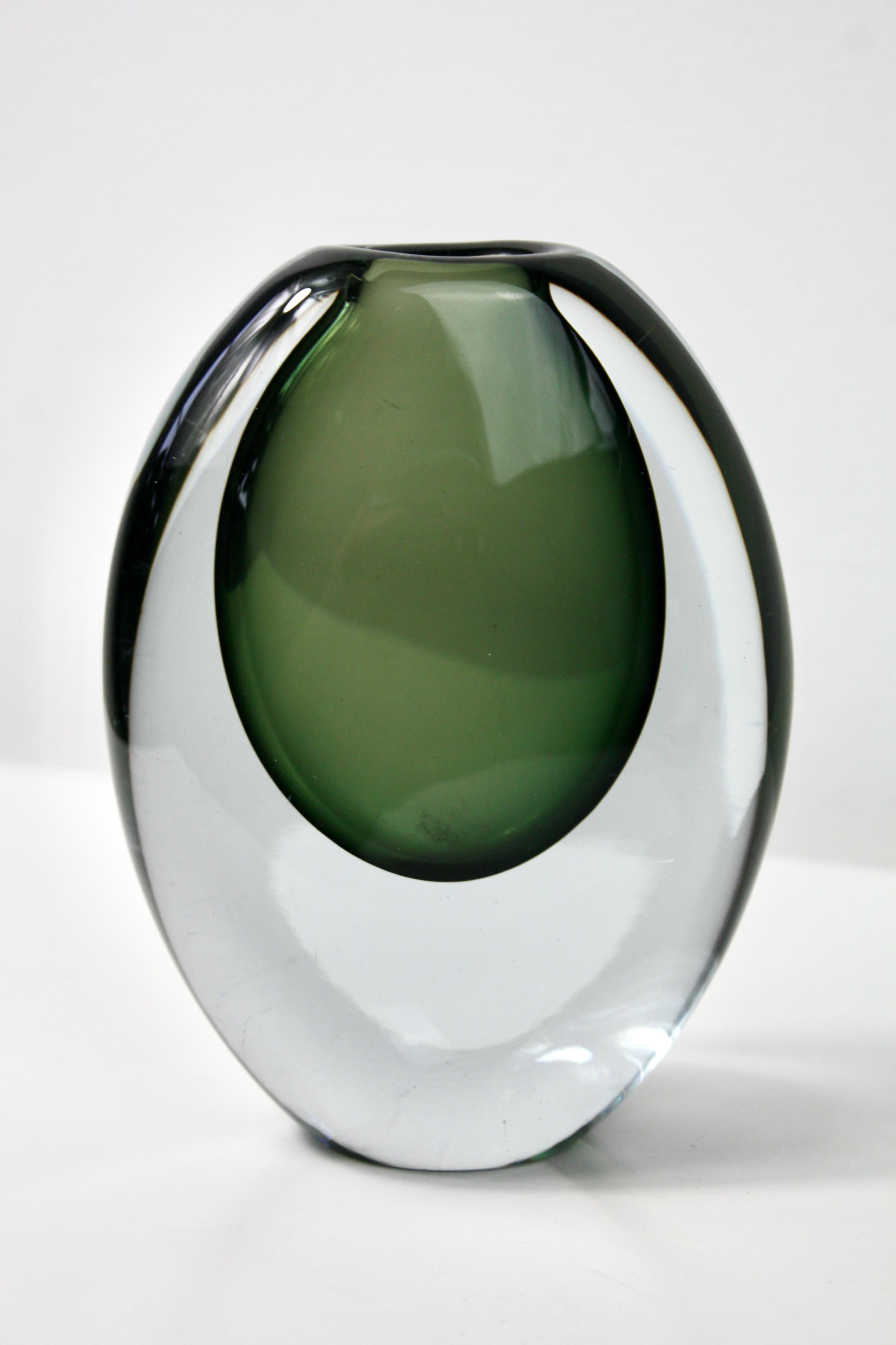 Vaso in vetro soffiato a mano di Asta Strömberg per Strömbergshyttan.

Questo bellissimo vaso summerso della metà del secolo scorso è caratterizzato da un solido cristallo chiaro con un sottofondo verde foresta.

Perfetto per un singolo fiore, per