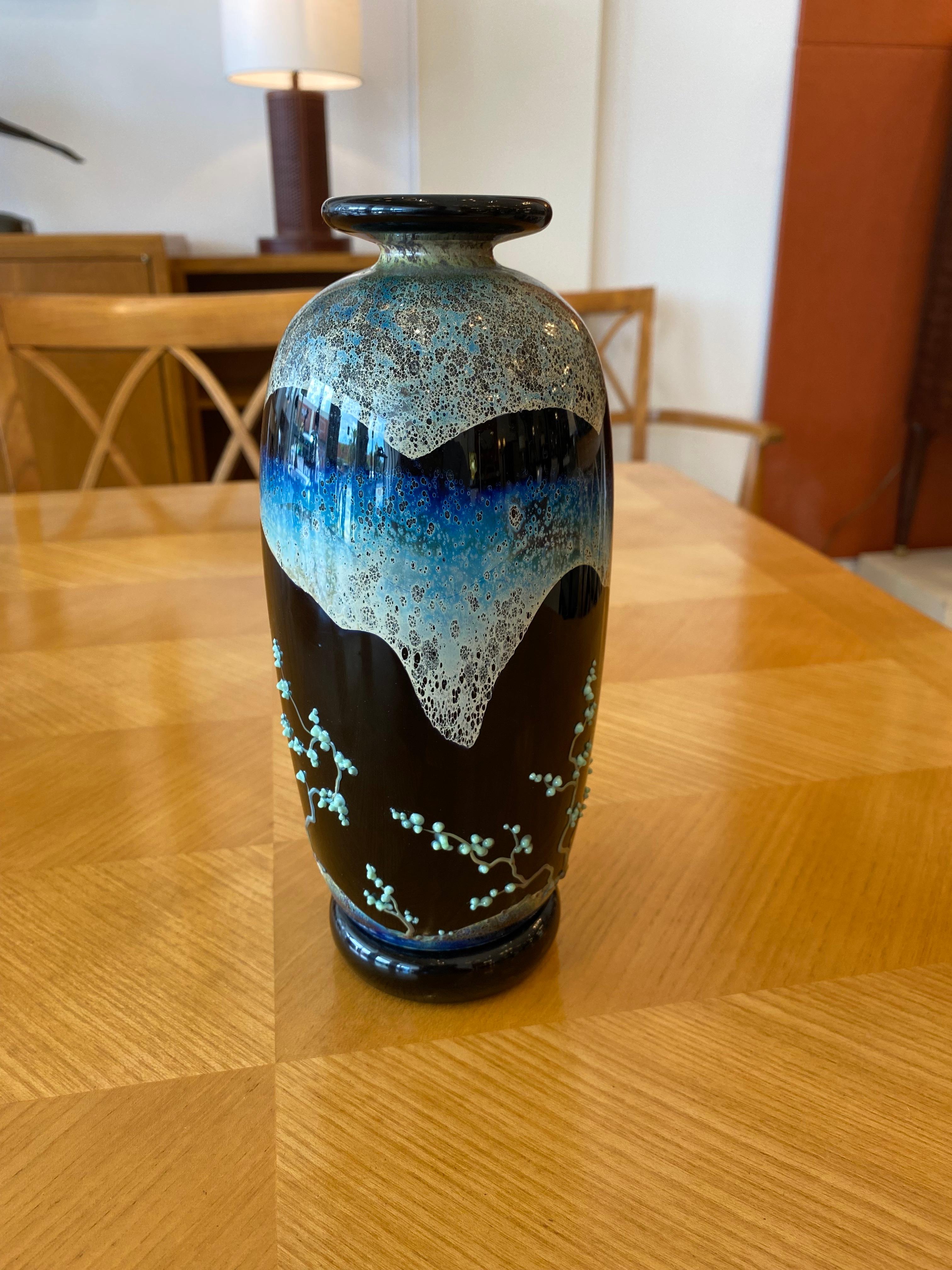 A beautiful glass vase in blue hues signed by John Nygren.
Dated 1981.
Made in the USA.
John Nygren is a senior member of the North Carolina glass art community and a renowned American master. Throughout his 40 year career, love of nature and the