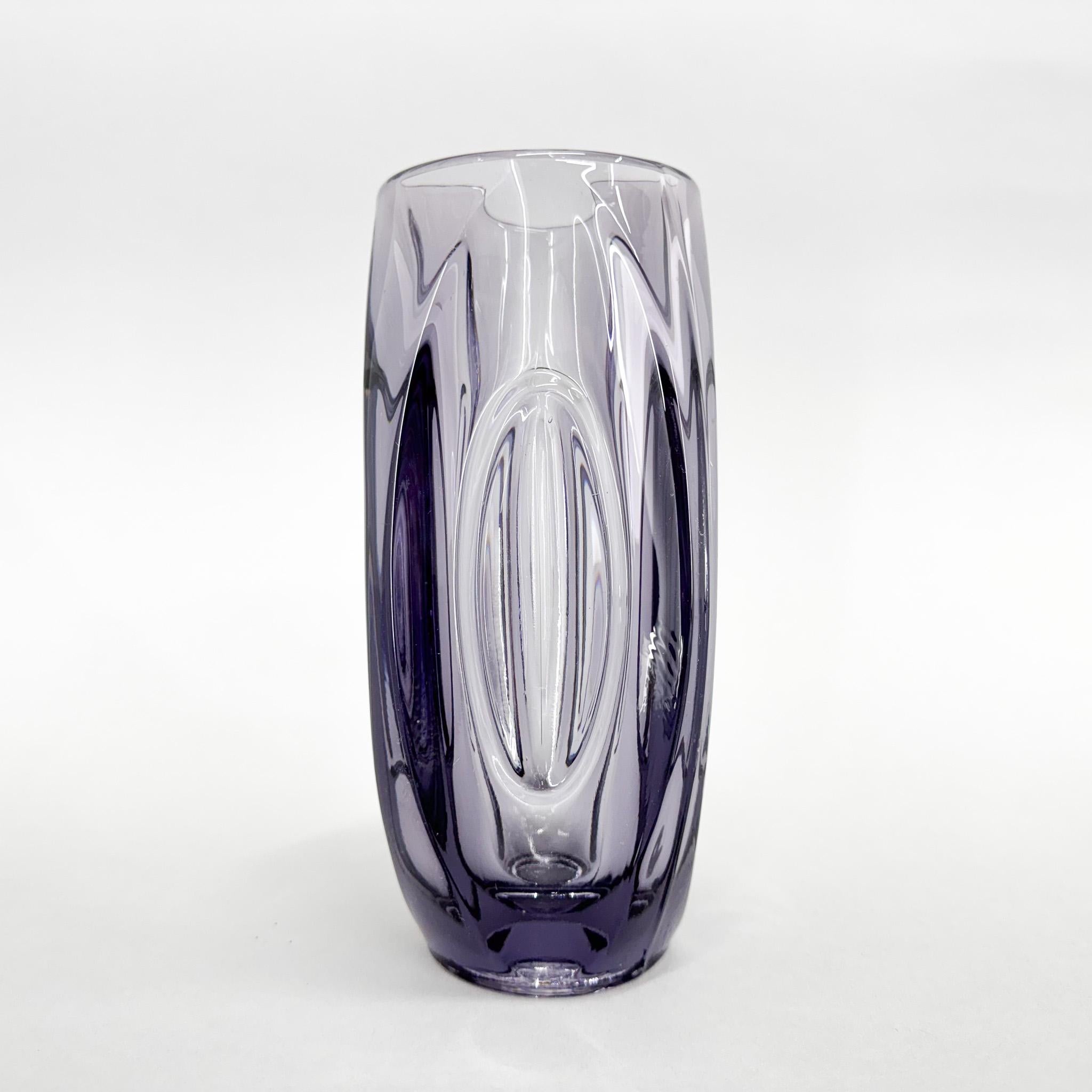 Violette Vase aus Pressglas, entworfen von Rudolf Schrötter um 1955 und hergestellt von der Glashütte Rosice (Teil der SkLO Union) in der ehemaligen Tschechoslowakei. Sehr ungewöhnlich in dieser Größe.