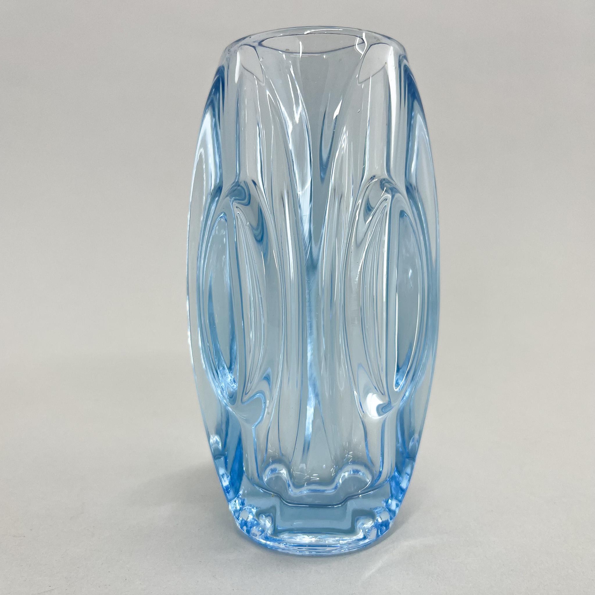 Kleine blaue Vase aus Pressglas, entworfen von Rudolf Schrötter um 1955 und hergestellt von der Glashütte Rosice (Teil der SkLO Union) in der ehemaligen Tschechoslowakei.