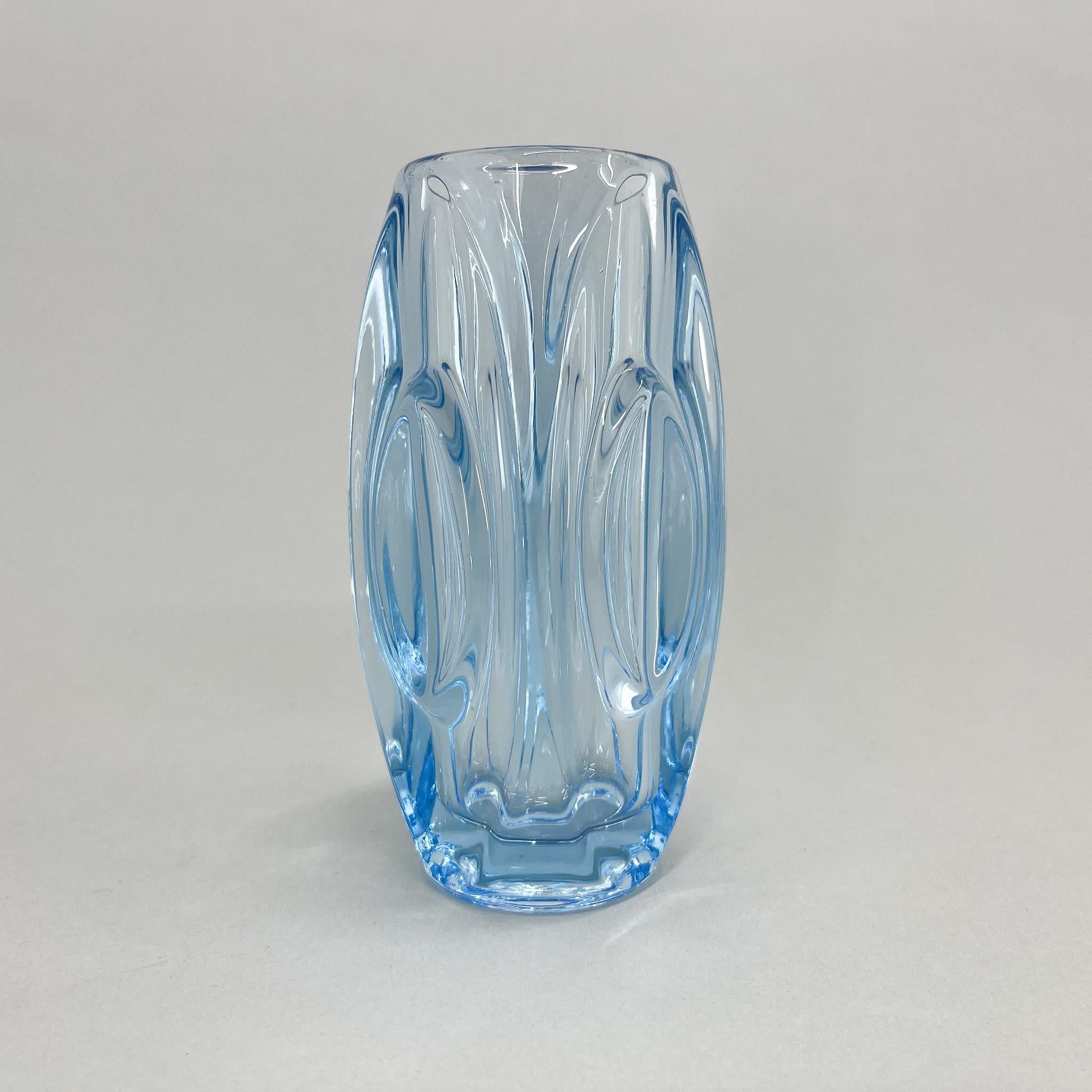 Glasvase aus Glas von Rudolf Shrotter für die Sklo Union, 1950er Jahre (Moderne der Mitte des Jahrhunderts) im Angebot