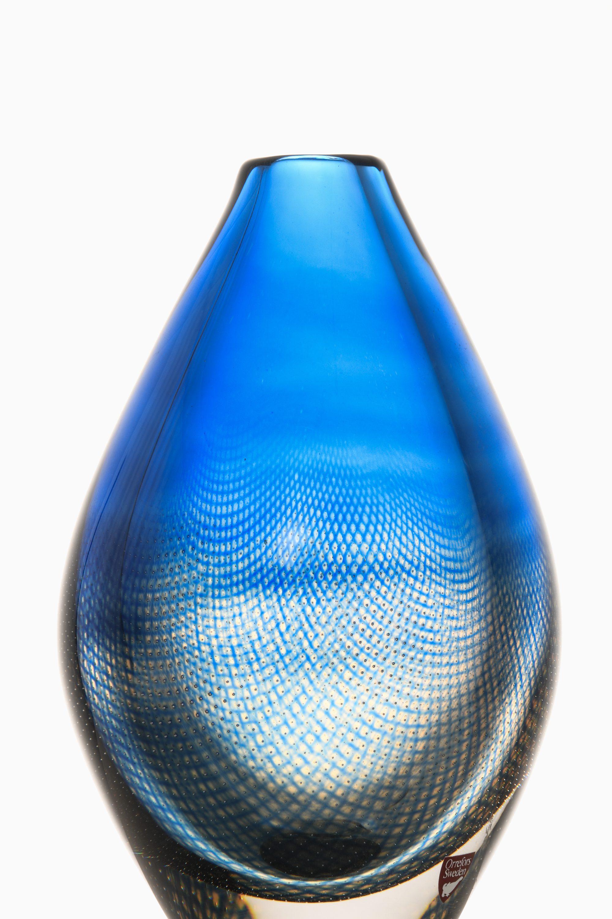 Vaso di vetro di Sven Palmqvist, anni '50

Informazioni aggiuntive:
Materiale: Vetro
Stile: Midcentury, scandinavo
Prodotto da Orrefors in Svezia
Firmato 'Orrefors 9058/40 Sven Palmqvist′.
Dimensioni (L. x P. x H.): 14 x 9,5 x 20 cm
Condizioni: