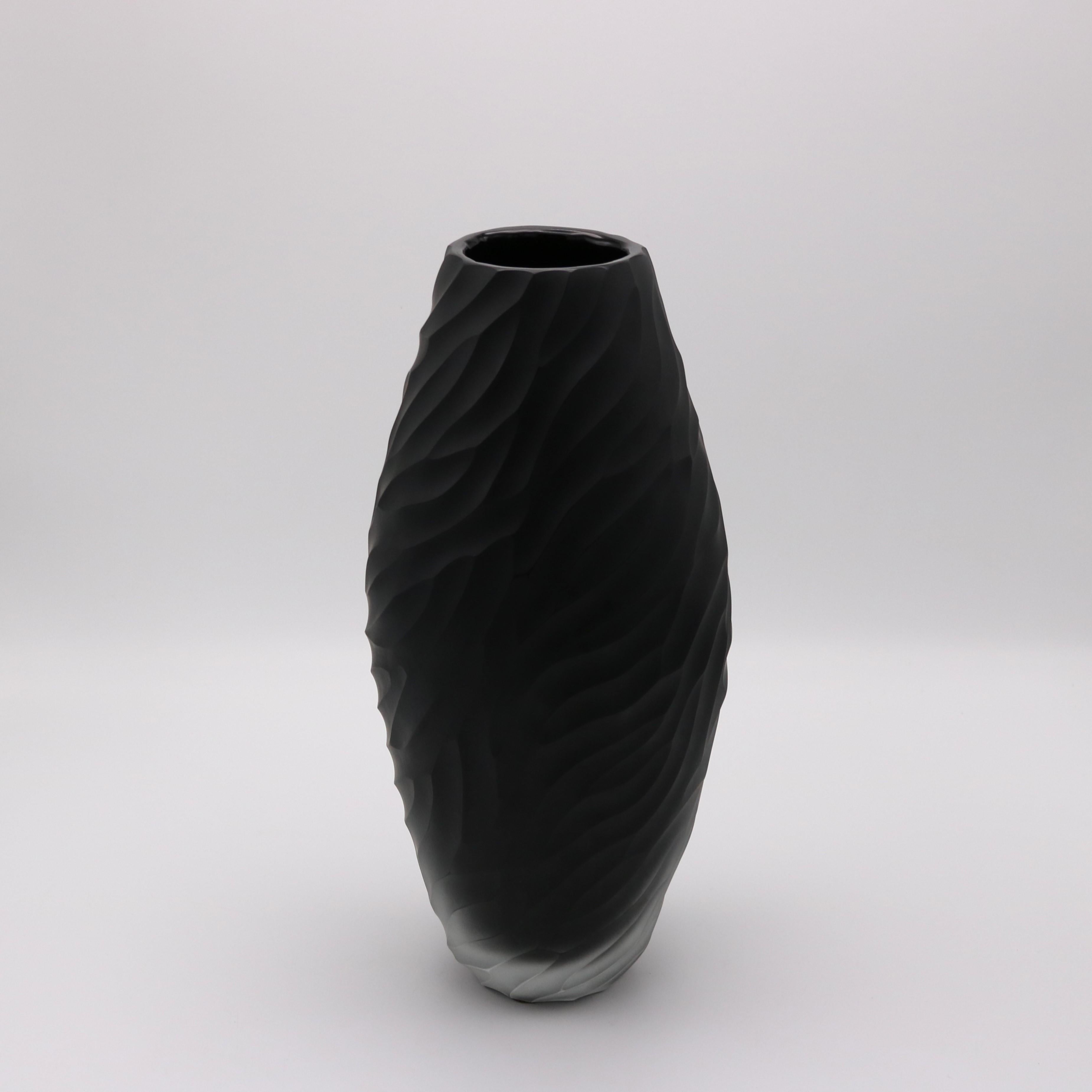 Jarrón italiano contemporáneo de cristal artístico de Murano, procedente de Italia, hacia 1990. El cristal negro mate tintado, moldeado a mano, con ondas irregulares circulantes profundas, tiene una forma preciosa. Grabado bajo la base : Ferro