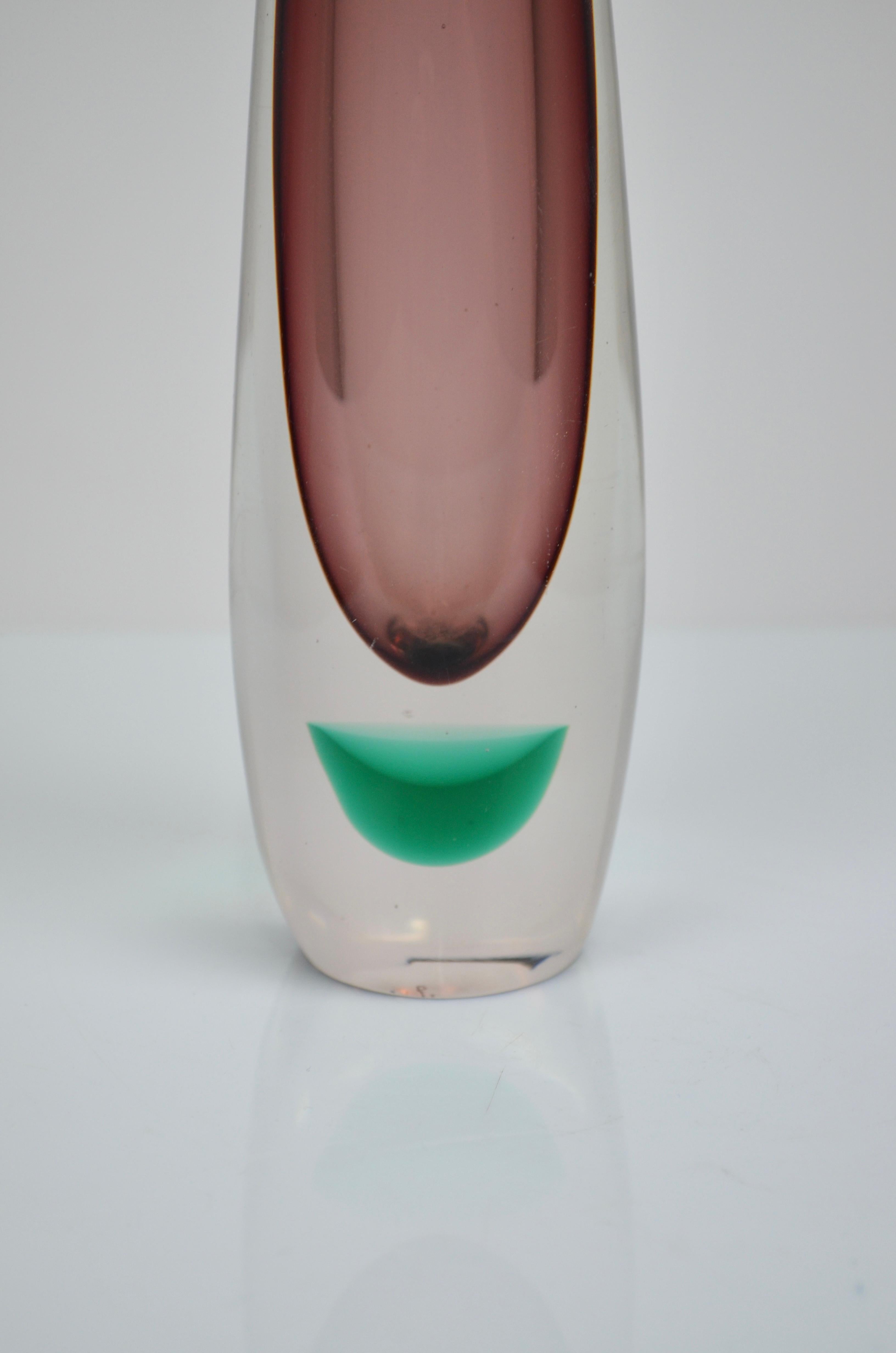 Magnifico vaso in vetro di Willy Johansson per Hadeland. Colore superbo. 
Ottime condizioni.
Firmato di seguito.