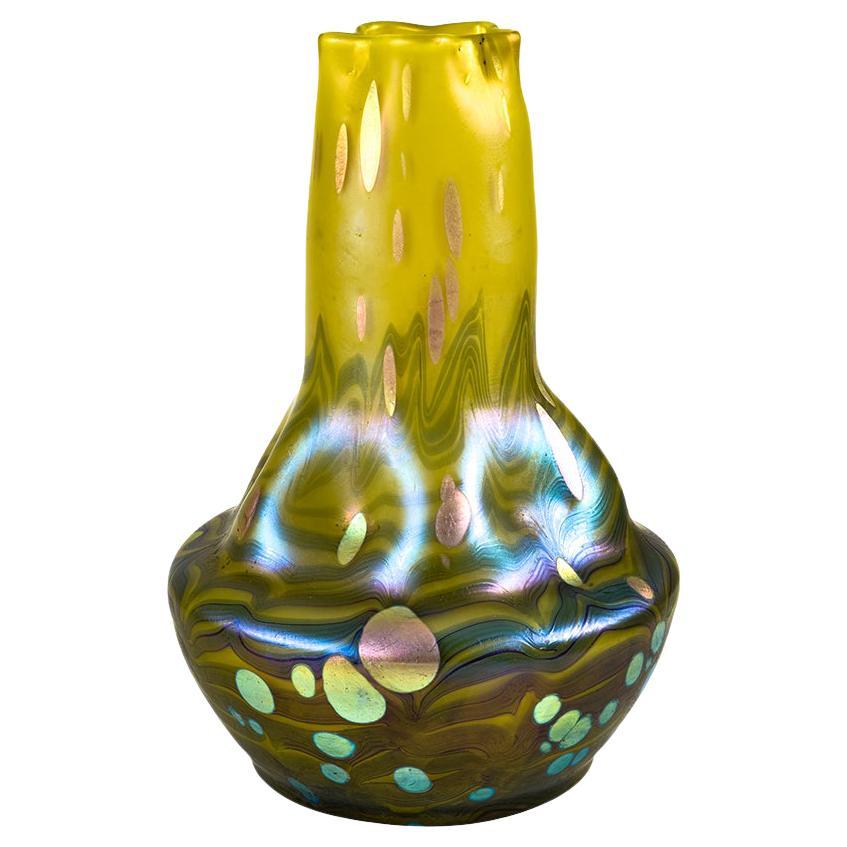 Vase en verre décoré de Cytisus jaune citron vert bleu Loetz, Autriche, circa 1902 en vente