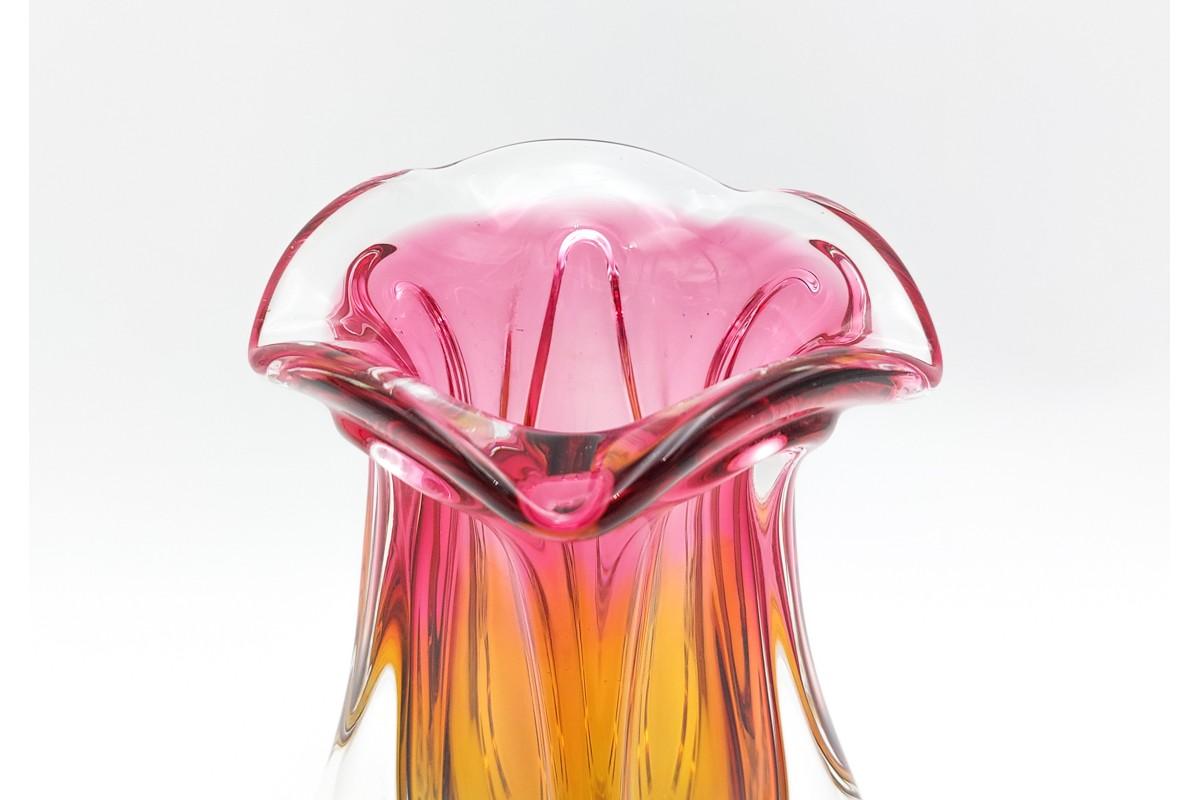 Glass vase in beautiful shades of pink and yellow

Produced in Czechoslovakia in the 1960s at the Chribska Glassworks

Very good condition, no damage

Dimensions: height 25 cm / width. 14 cm
