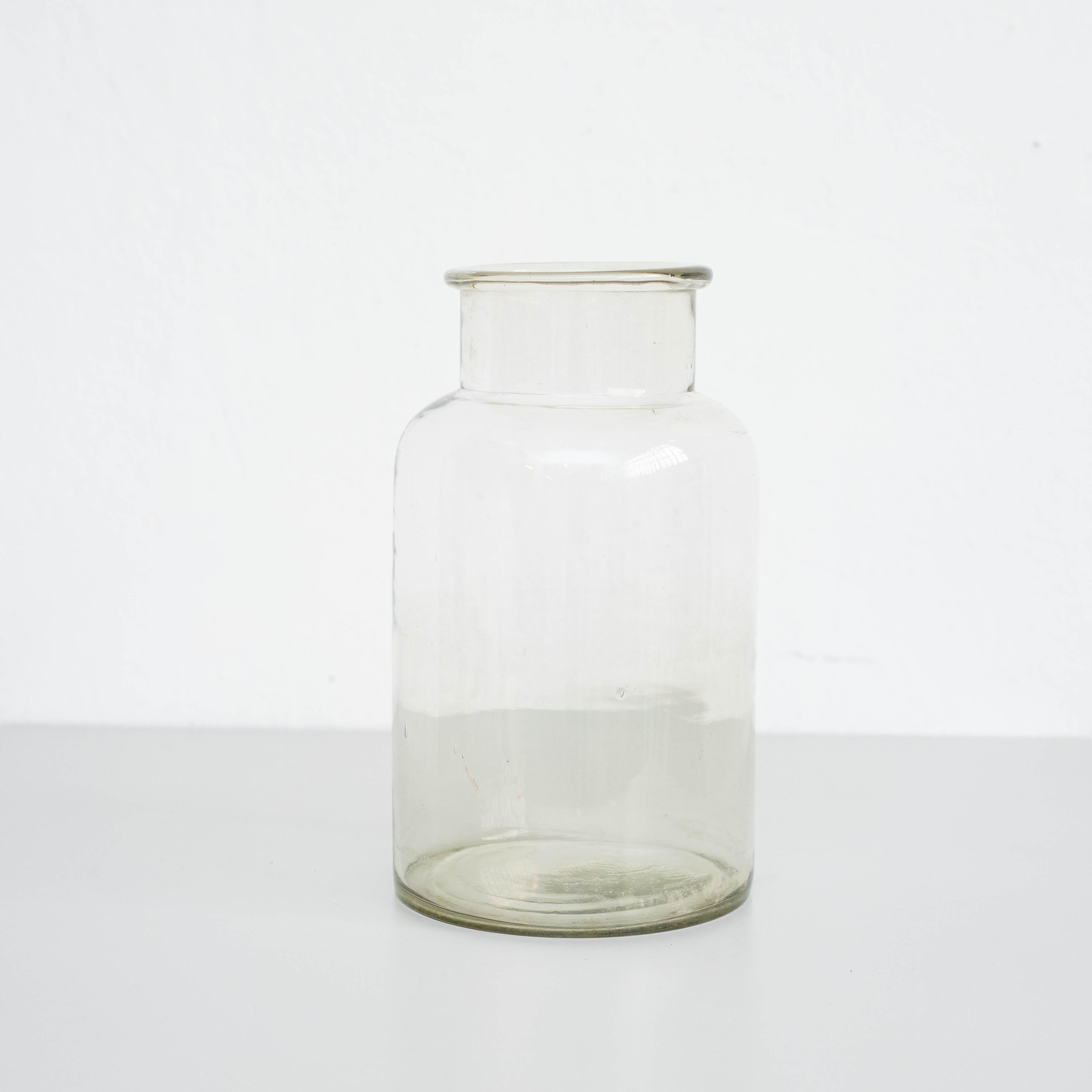 Vase en verre

Fabriqué en Espagne, vers 1950.

En état d'origine, avec de légères usures dues à l'âge et à l'utilisation, préservant une belle patine.

Matériaux :
Verre

Dimensions :
H 36 cm
Ø 18 cm.