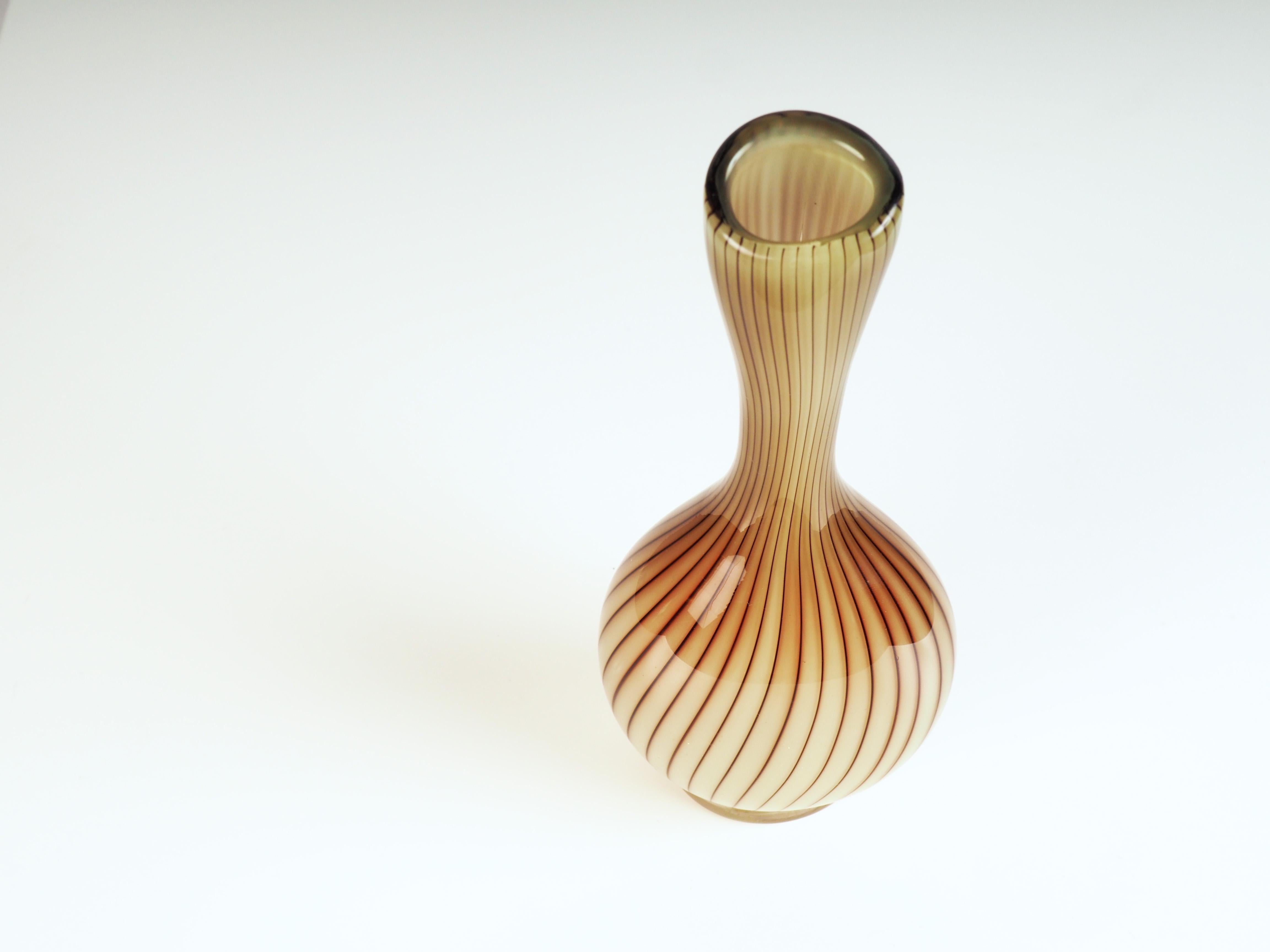 Rare vase by Vicke Lindstrand. Handblown art glass from the small series 