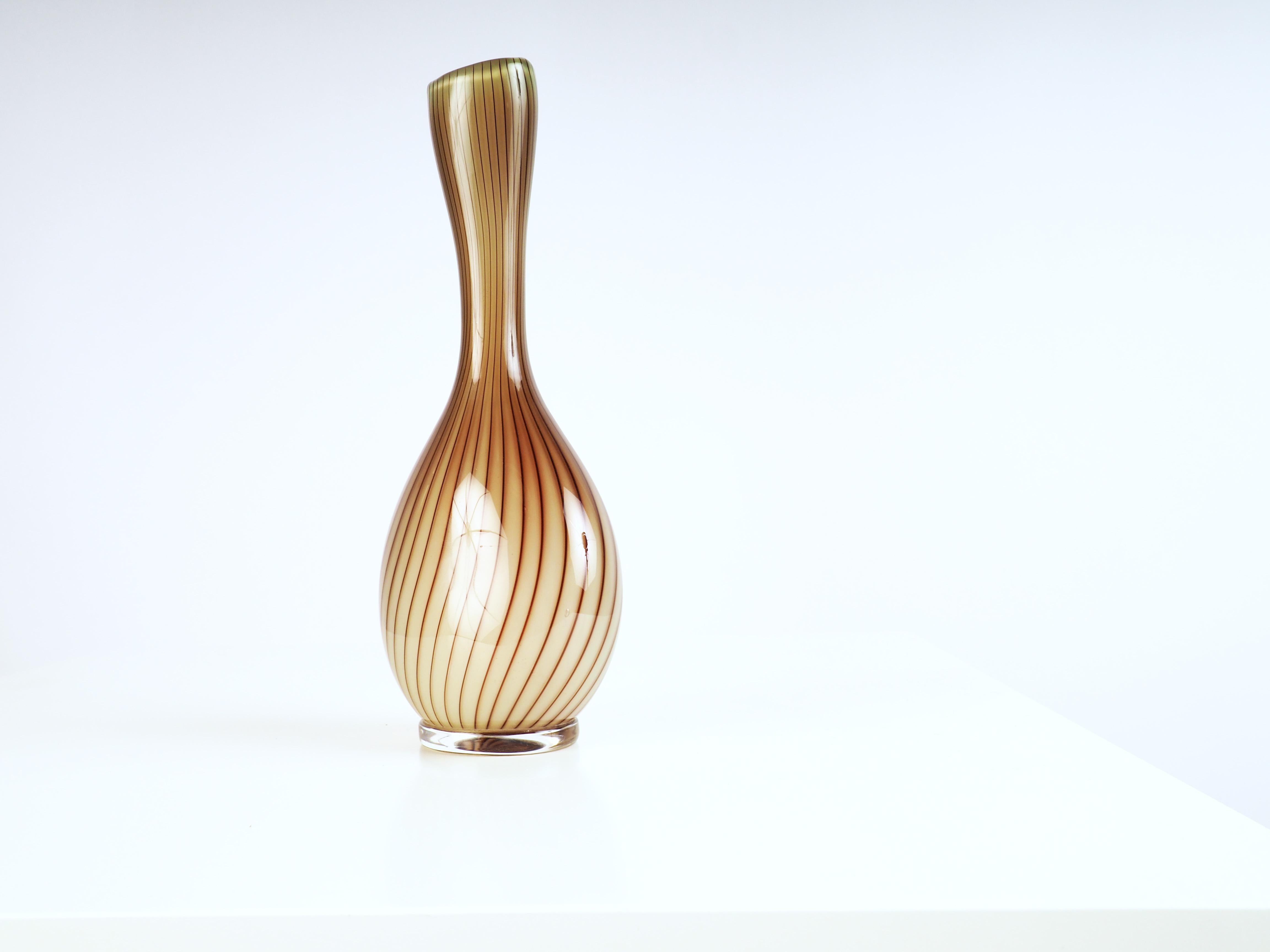 Seltene Vase von Vicke Lindstrand, mundgeblasenes Kunstglas aus der kleinen Serie 