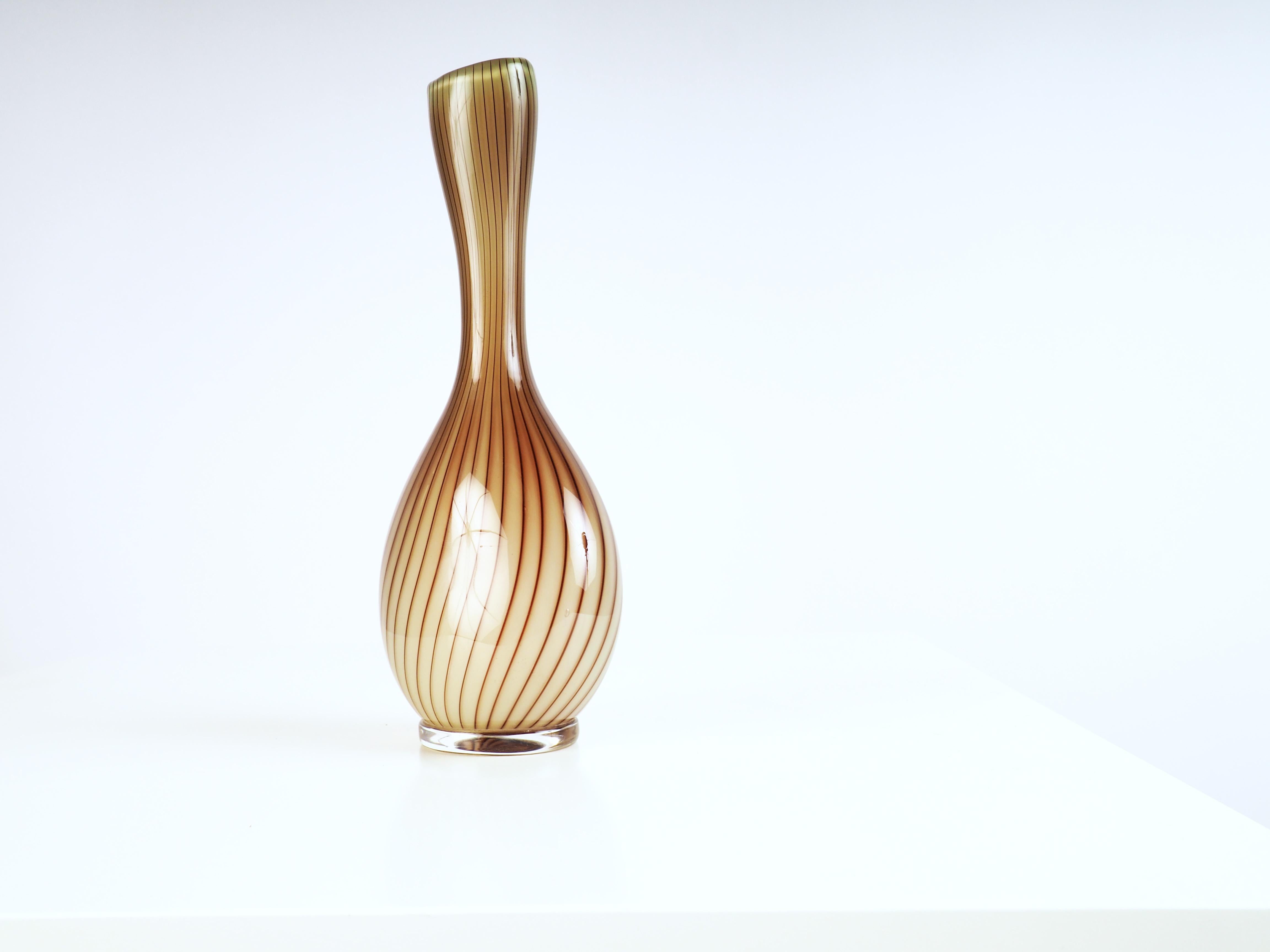 Raro vaso di Vicke Lindstrand. vetro artistico soffiato a mano della piccola serie 