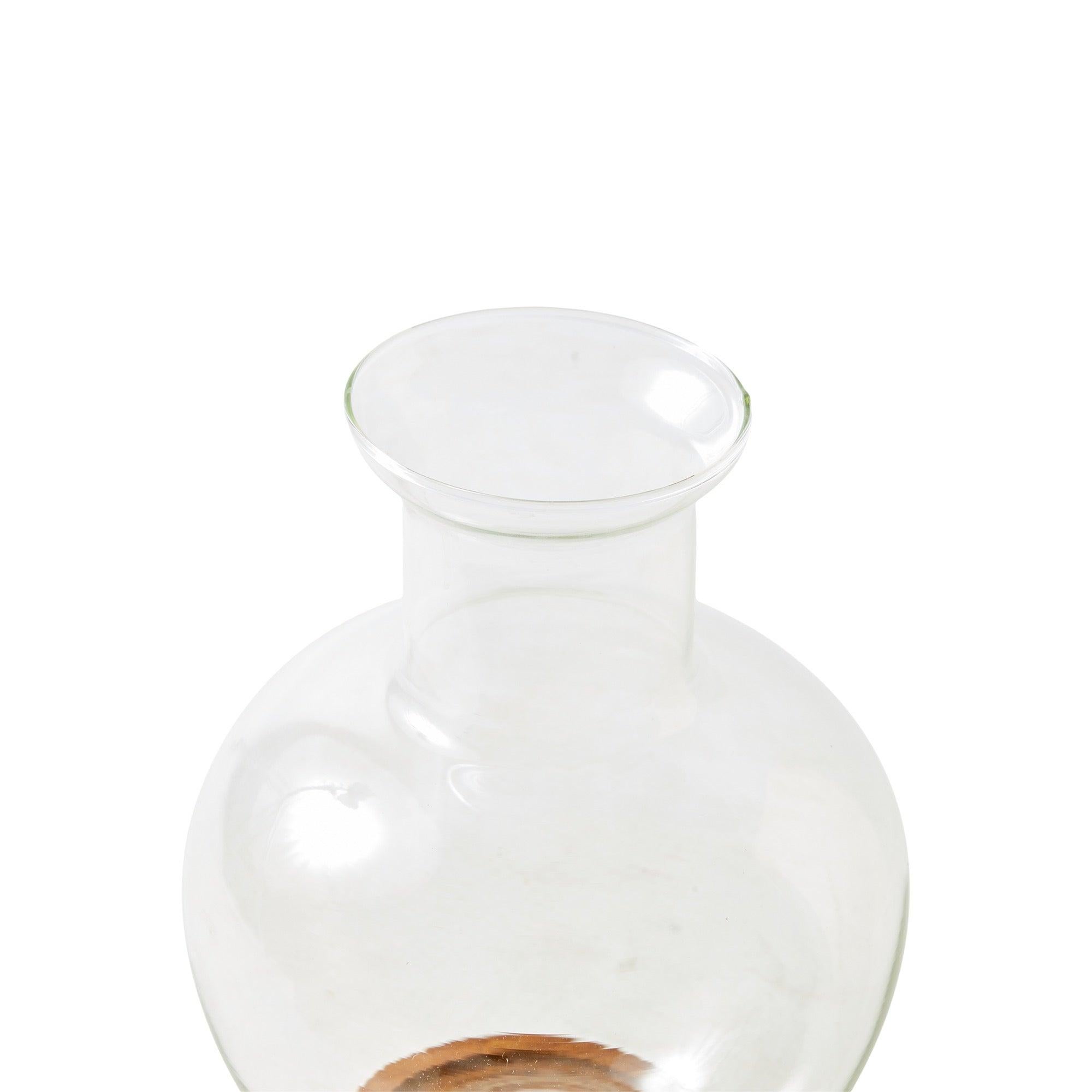 Un delicato vaso in vetro soffiato con espositore in teak.