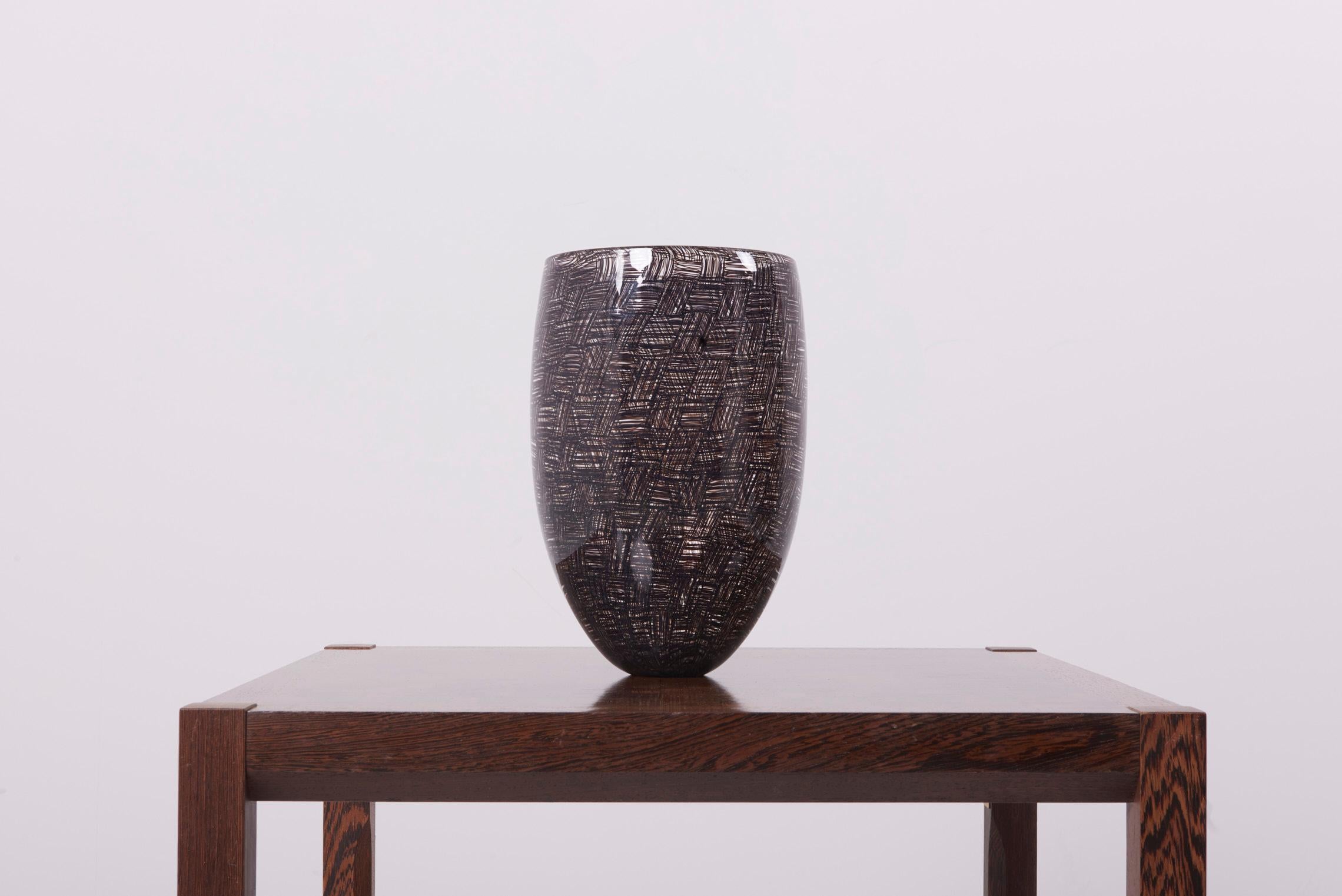 Schöne zarte Glasvase von Avid Gallery, Neuseeland. Ein einzigartiges Mittelstück!