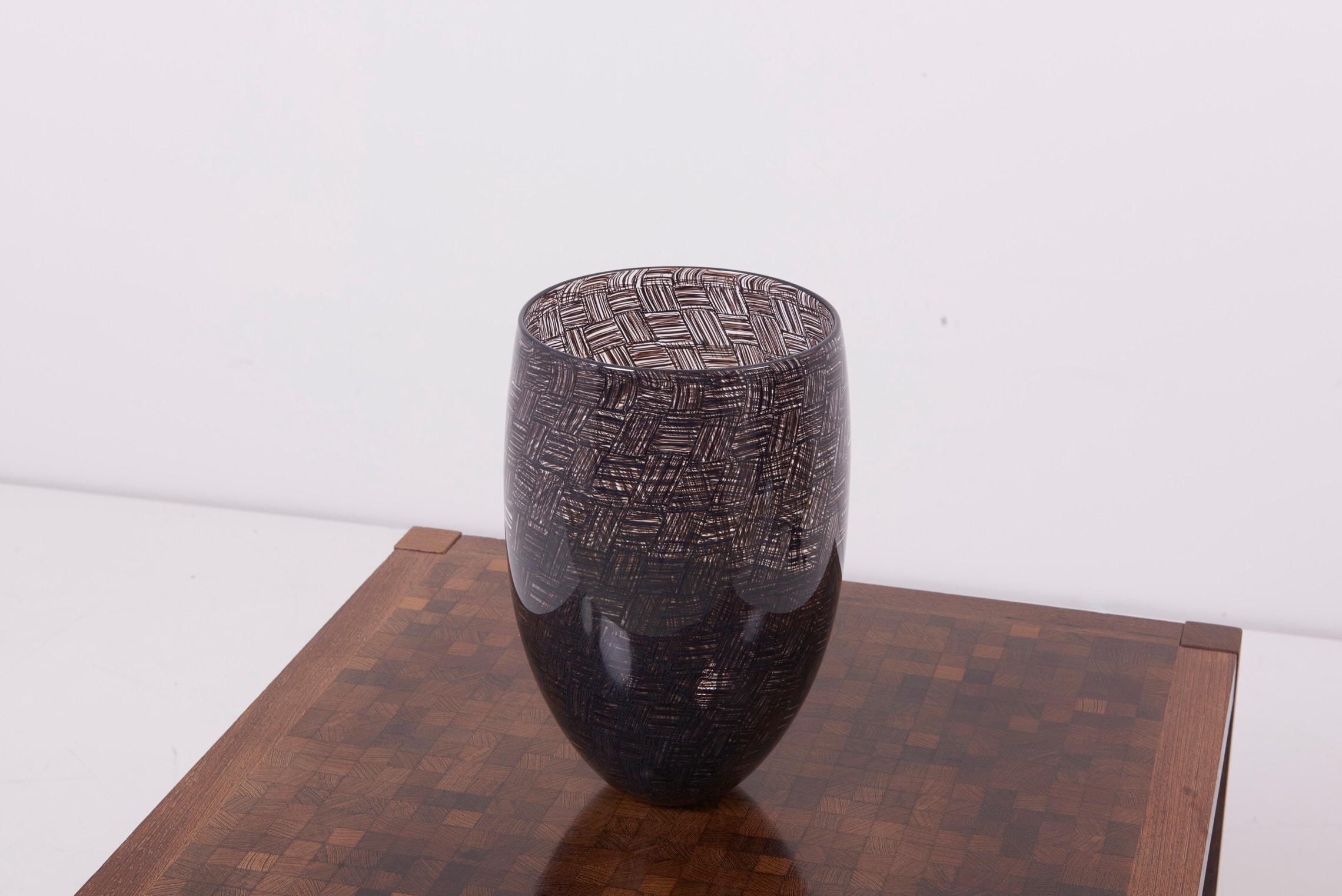 Glasvase von Avid Gallery:: Neuseeland:: 2000er Jahre im Zustand „Starke Gebrauchsspuren“ im Angebot in Berlin, DE