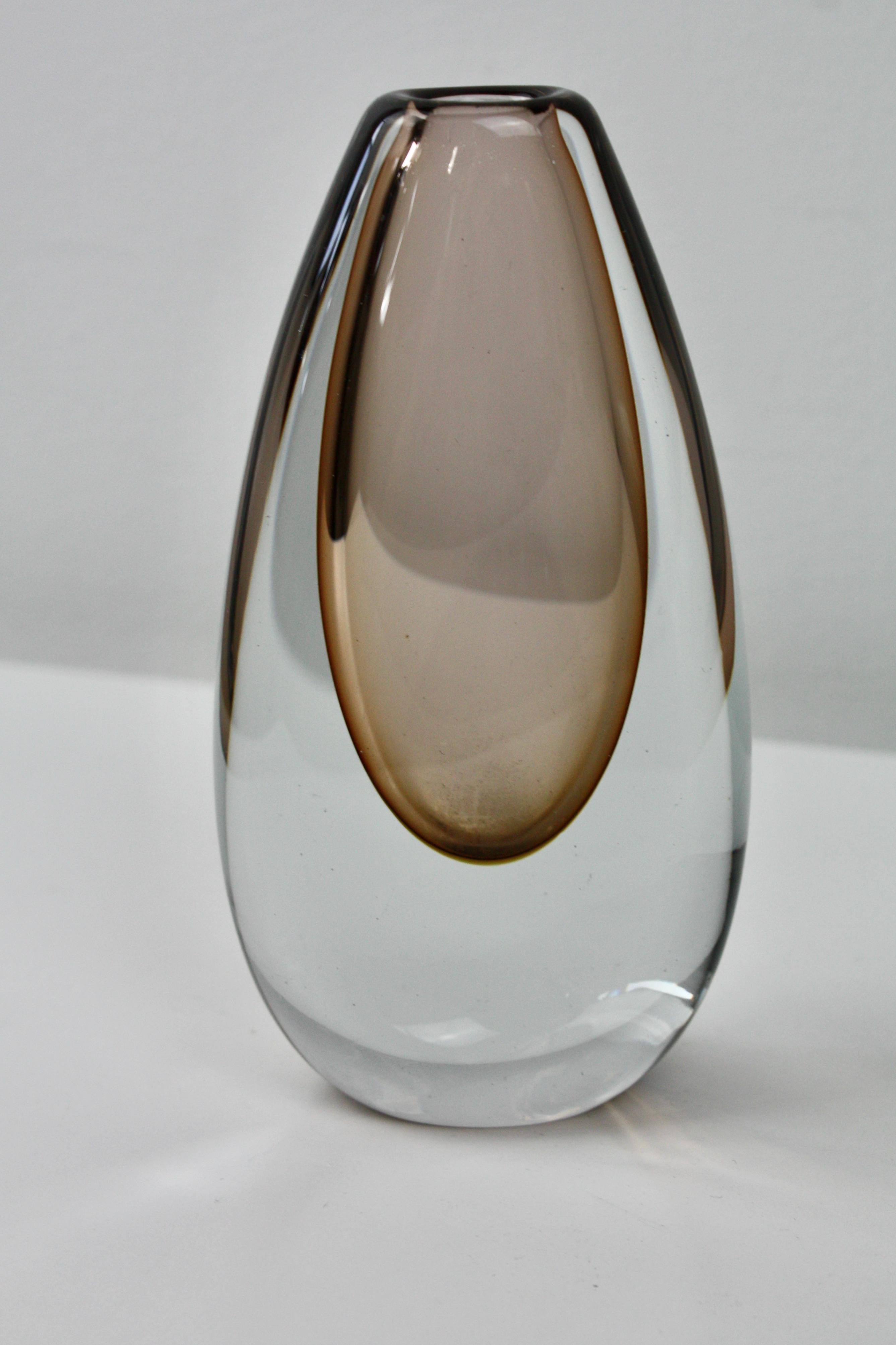 Bellissimo vaso in vetro soffiato a mano realizzato negli anni '50 da Gunnar Nylund per Strombergshyttan, Svezia.

Un vaso sommerso in cristallo trasparente massiccio con un bellissimo sottofondo traslucido color ambra chiara.

Perfetto per un