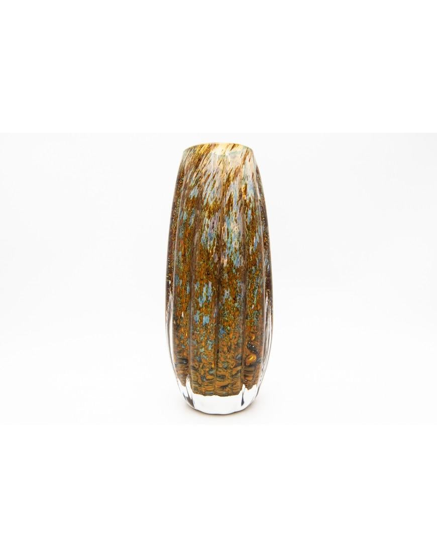Vase en verre, motif IKORA, WMF, Design/One, vers 1930. Verre incolore, à parois épaisses, avec des bulles d'air, de la poudre de verre incrustée en orange, vert et bleu.

Hauteur : 27,5 cm

Largeur : 7 cm