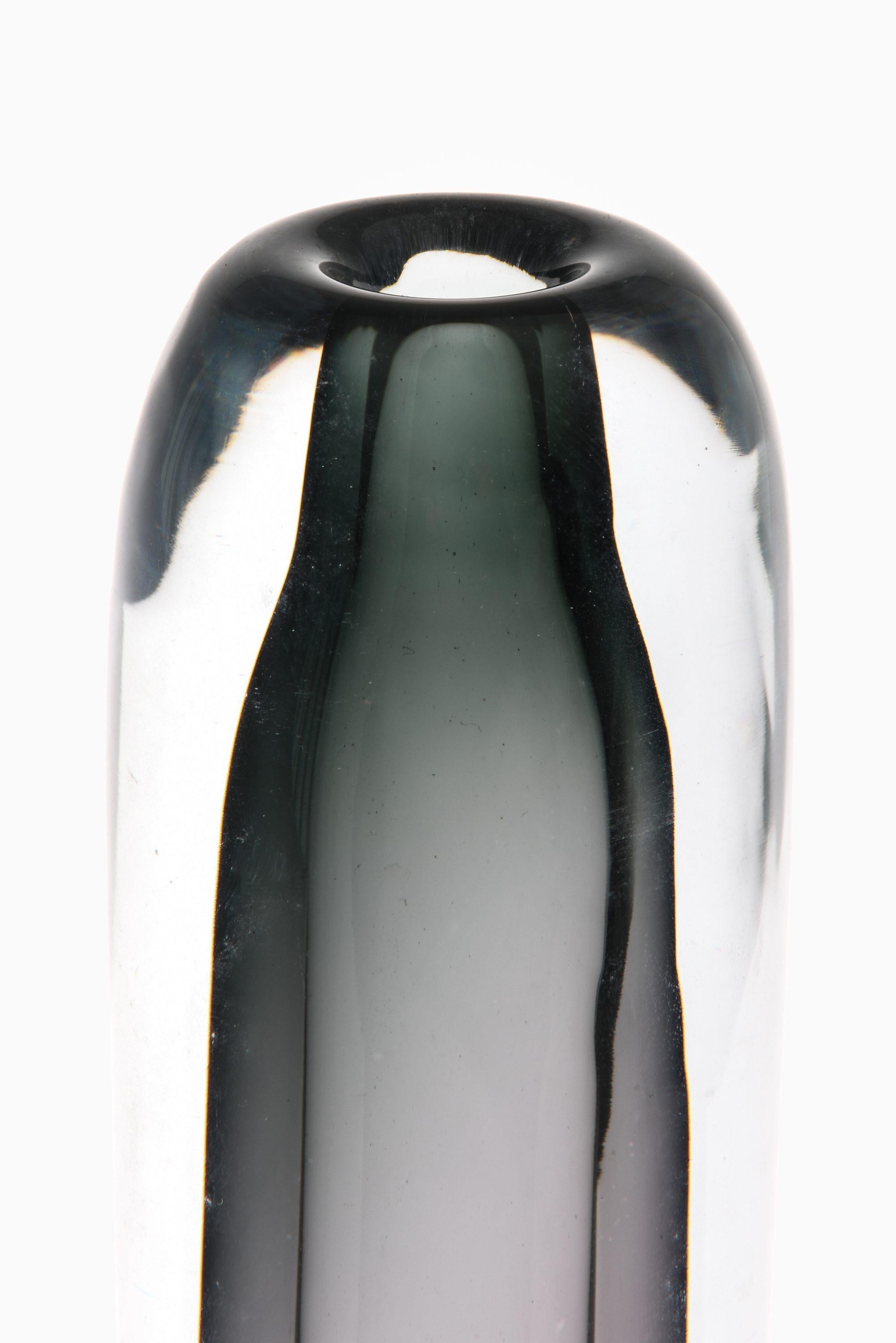 Vase en verre noir de Gunnar Nylund, années 1950

Informations supplémentaires :
Matériau : Verre
Style : Milieu du siècle, Scandinave
Produit par Strömbergshyttan en Suède
Dimensions (L x P x H) : 6 x 6 x 28,5 cm
Condit : Bon état vintage, avec de