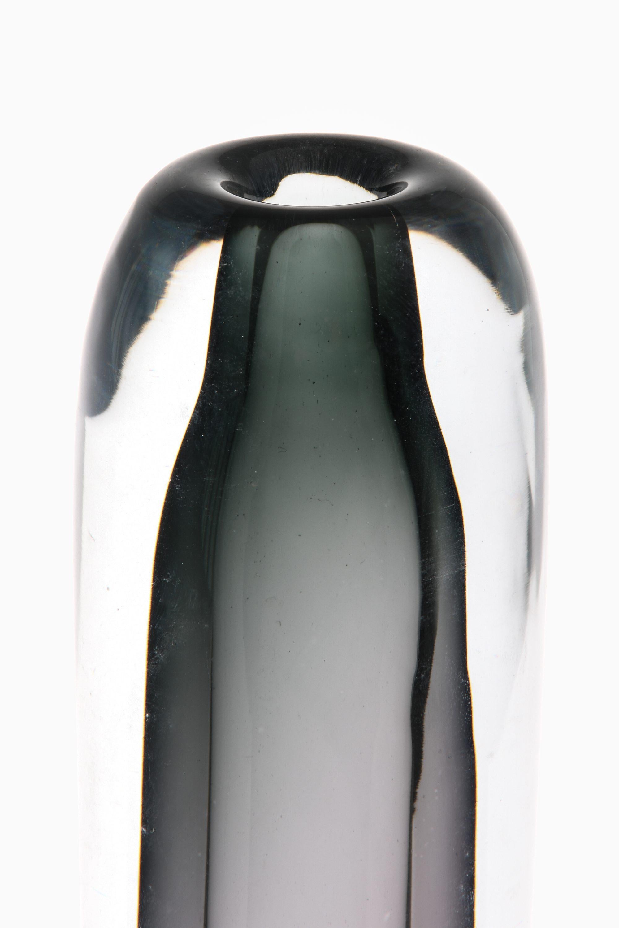 Vaso in vetro nero di Gunnar Nylund, anni '50

Informazioni aggiuntive:
Materiale: Vetro
Stile: Metà secolo, Scandinavo
Prodotto da Strömbergshyttan in Svezia
Dimensioni (L. x P. x H.): 6 x 6 x 28,5 cm
Condizioni: Buone condizioni vintage, con