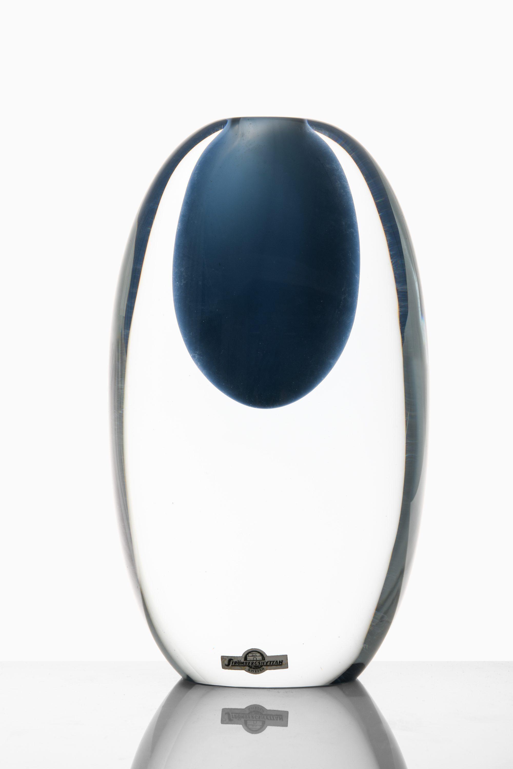 Scandinavian Modern Glass Vase in Blue by Gunnar Nylund, 1950's For Sale