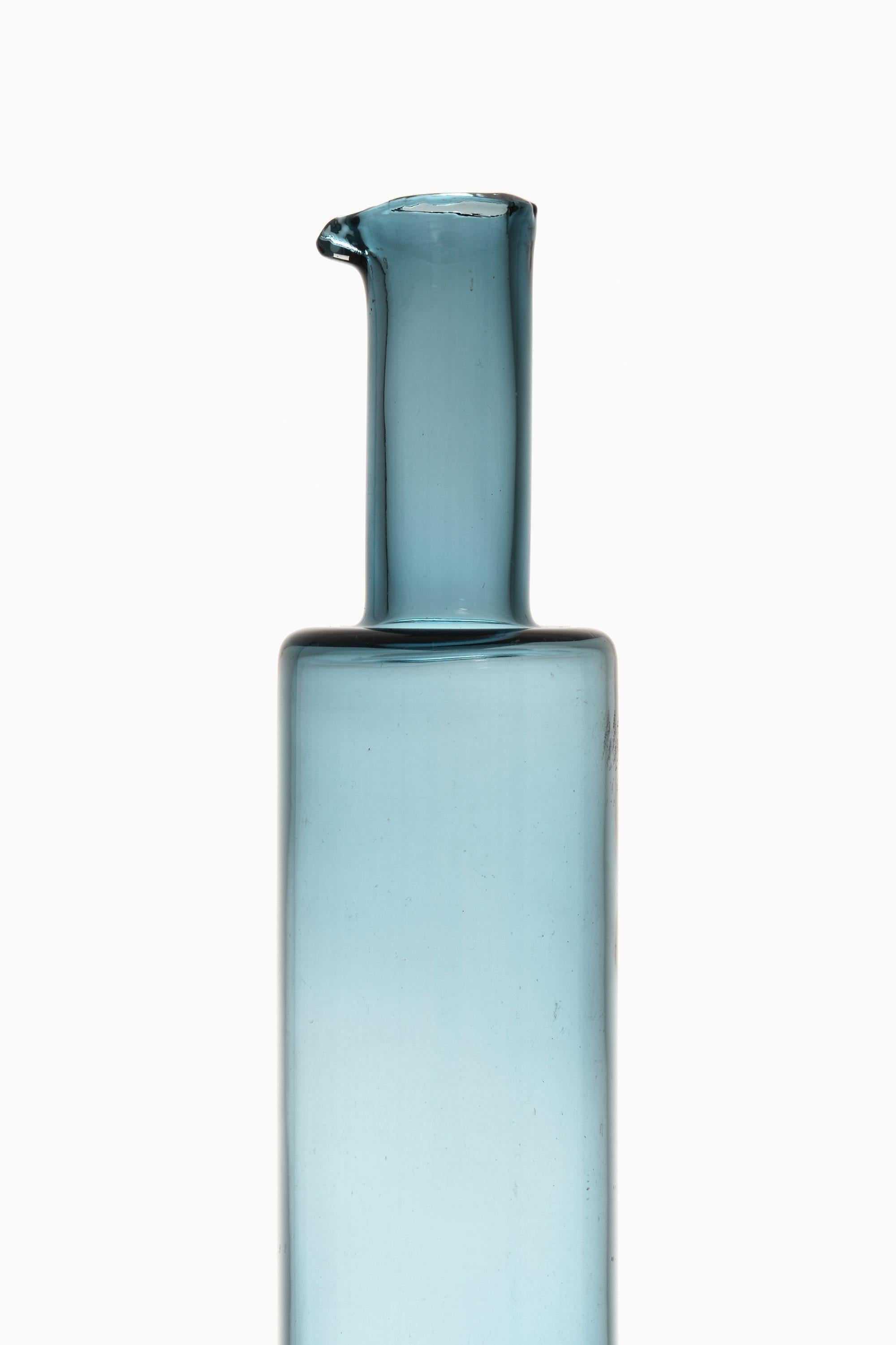 Glass Vase in Blue by Nanny Still, 1950's

Additional Information:
Material: Glass
Style: Mid century, Scandinavian
Produced by Riihimäen Laso Oy in Finland
Dimensions (W x D x H): 6 x 6 x 33.5 cm
Condition: Good vintage condition, with small signs