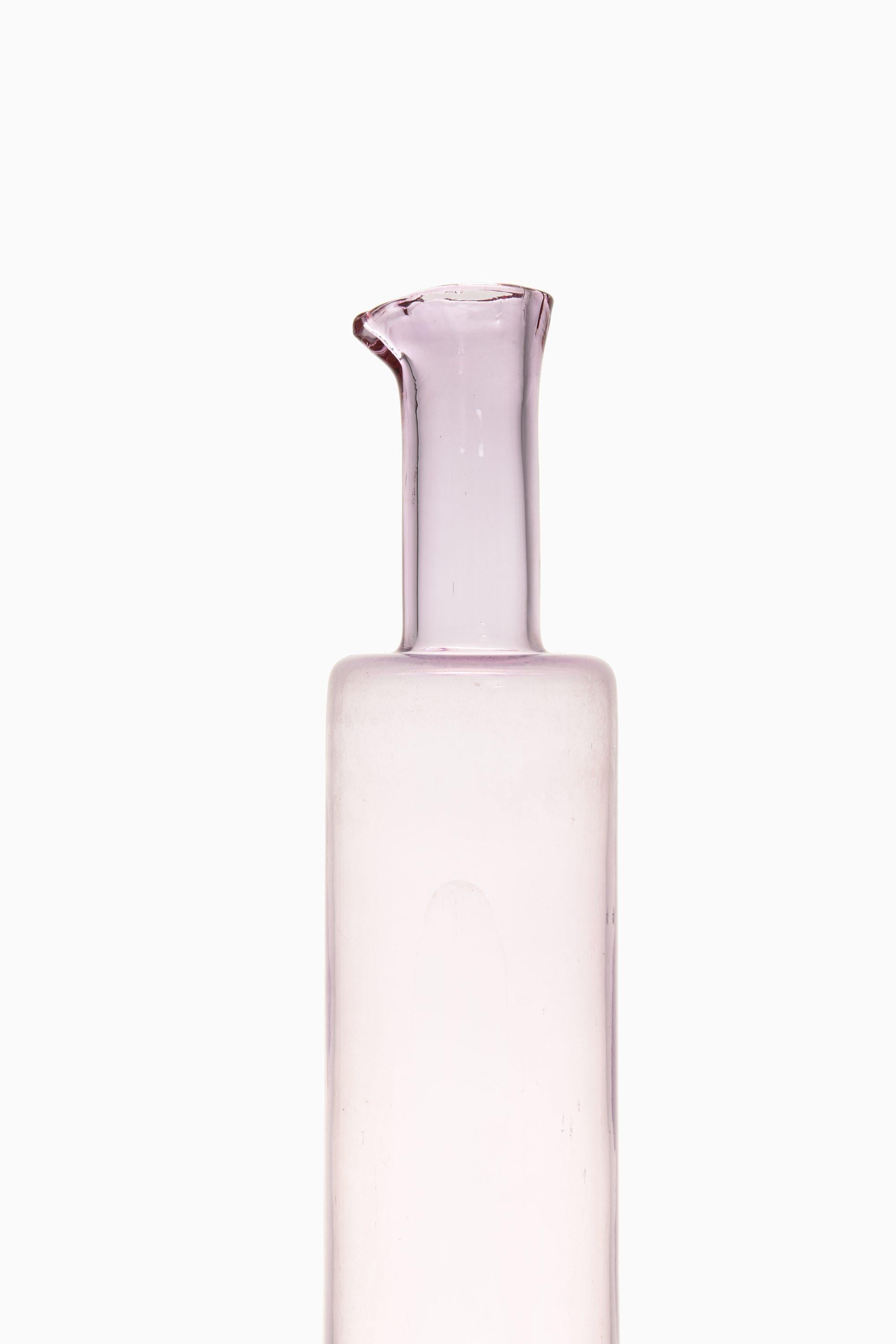 Vaso di vetro rosa di Nanny Still, anni '50

Informazioni aggiuntive:
Materiale: Vetro
Stile: Metà secolo, Scandinavo
Prodotto da Riihimäen Laso Oy in Finlandia
Dimensioni (L. x P. x H.): 6 x 6 x 33,5 cm
Condizioni: Buone condizioni vintage, con
