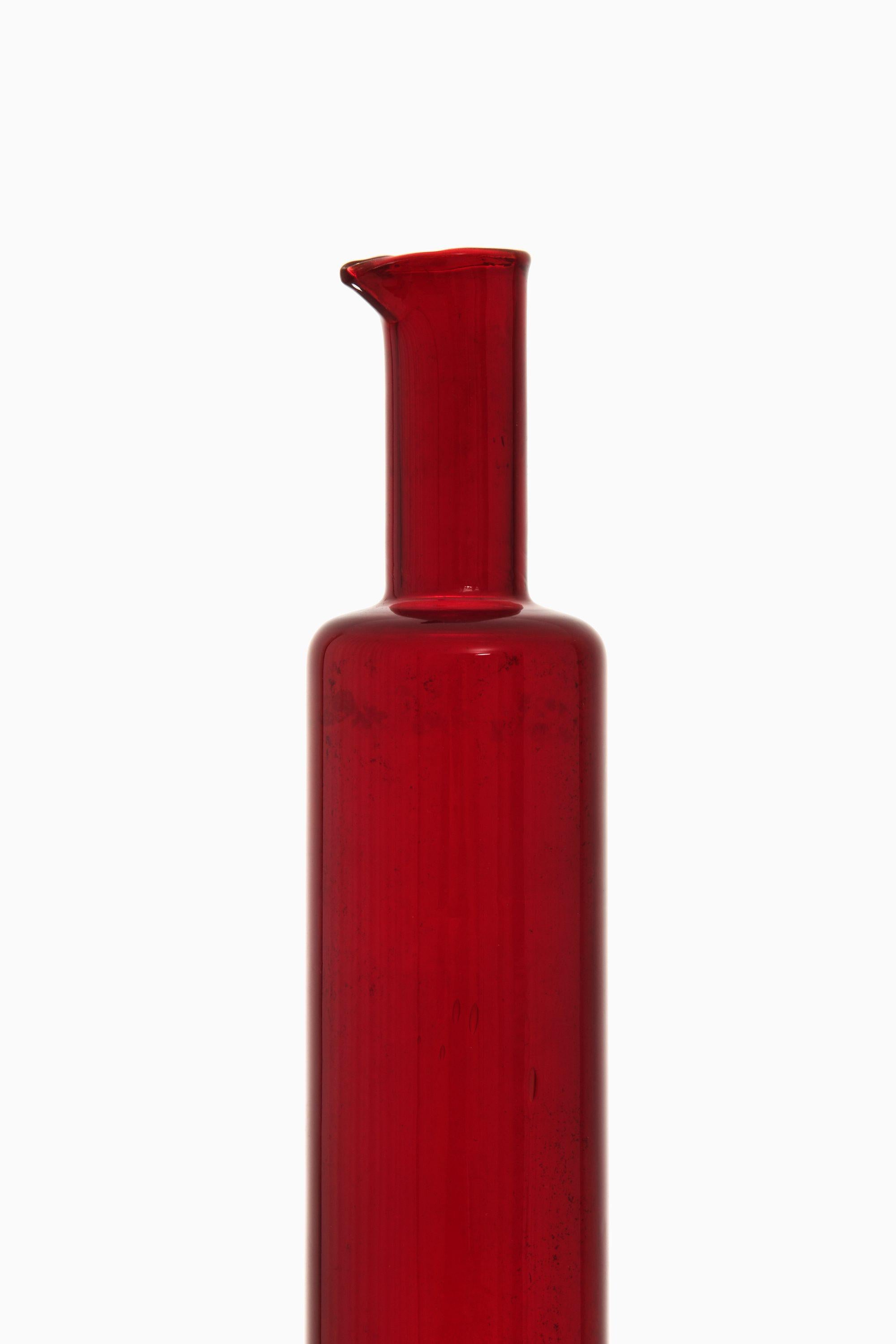 Vaso di vetro rosso di Nanny Still, anni '50

Informazioni aggiuntive:
Materiale: Vetro
Stile: Metà secolo, Scandinavo
Prodotto da Riihimäen Laso Oy in Finlandia
Dimensioni (L. x P. x H.): 6 x 6 x 33,5 cm
Condizioni: Buone condizioni vintage, con