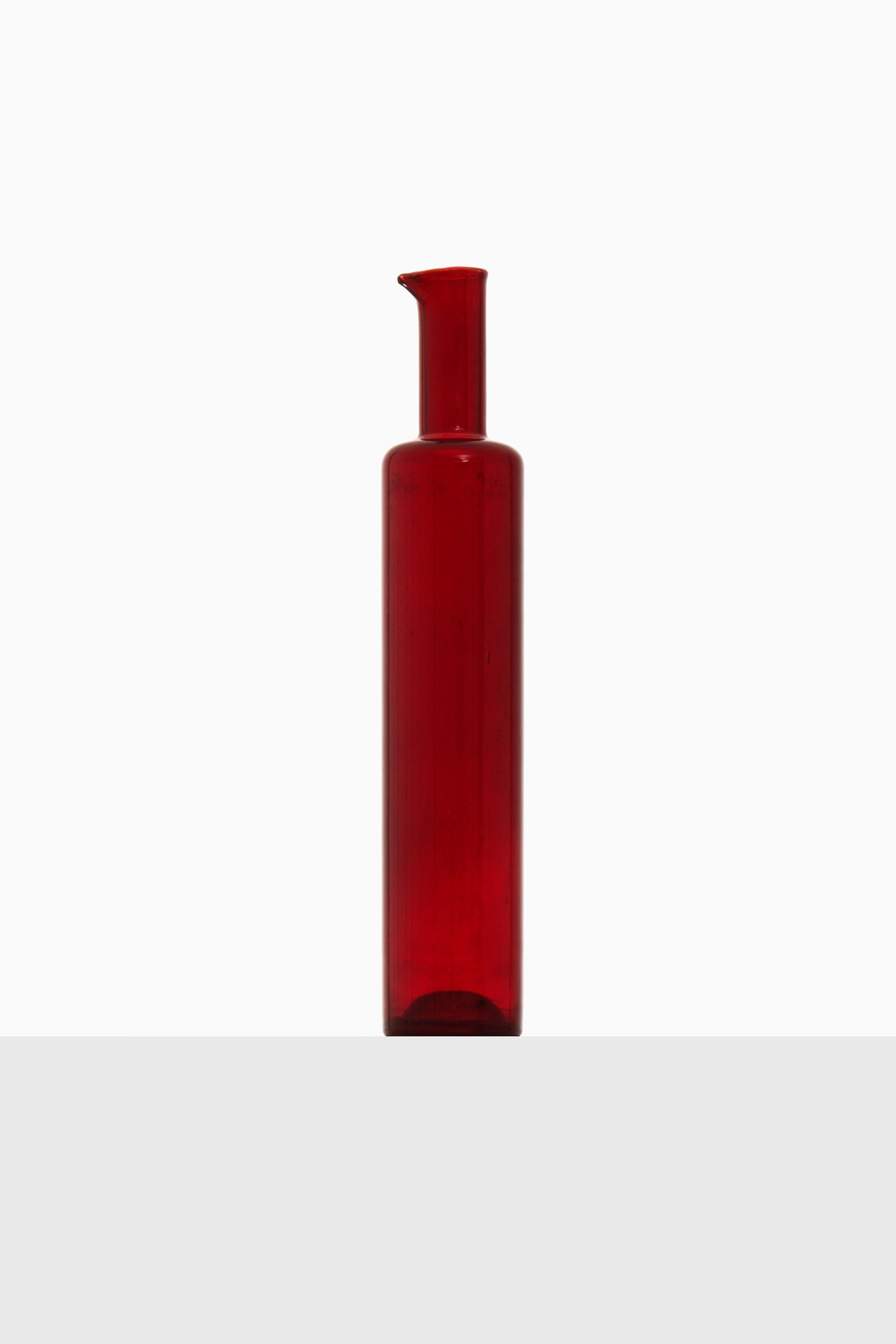 Finlandese Vaso di vetro rosso di Nanny Still, anni '50 in vendita