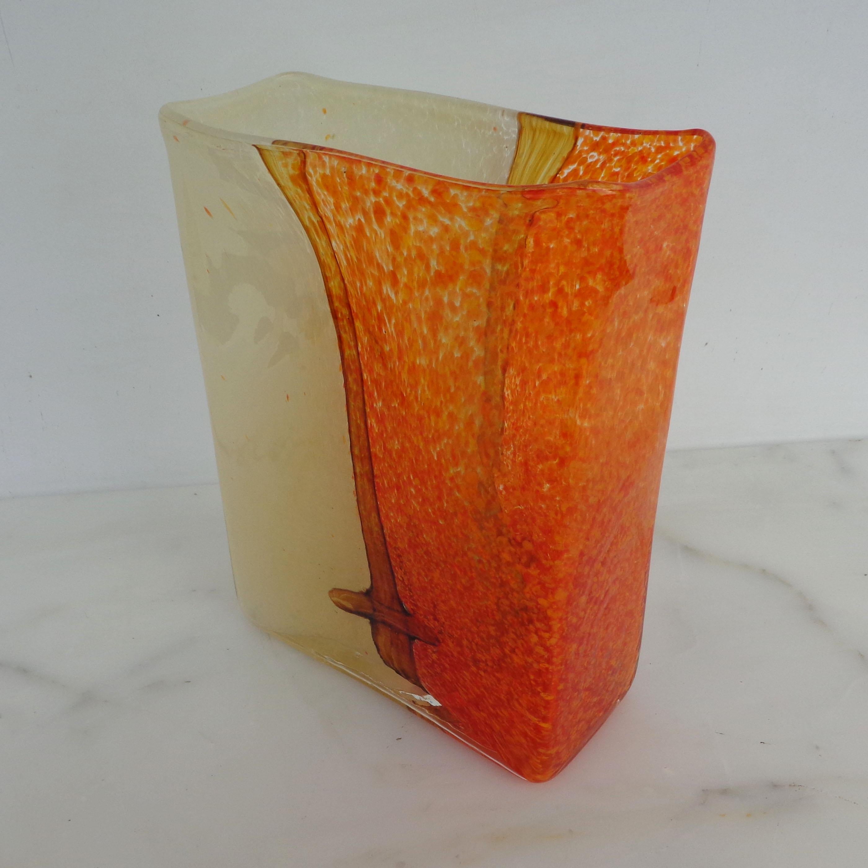 Ricche tonalità arancioni, oro e bianche si fondono in questo vaso circolare attribuito a 
Toni Zuccheri, Venini Murano (Italia).

 