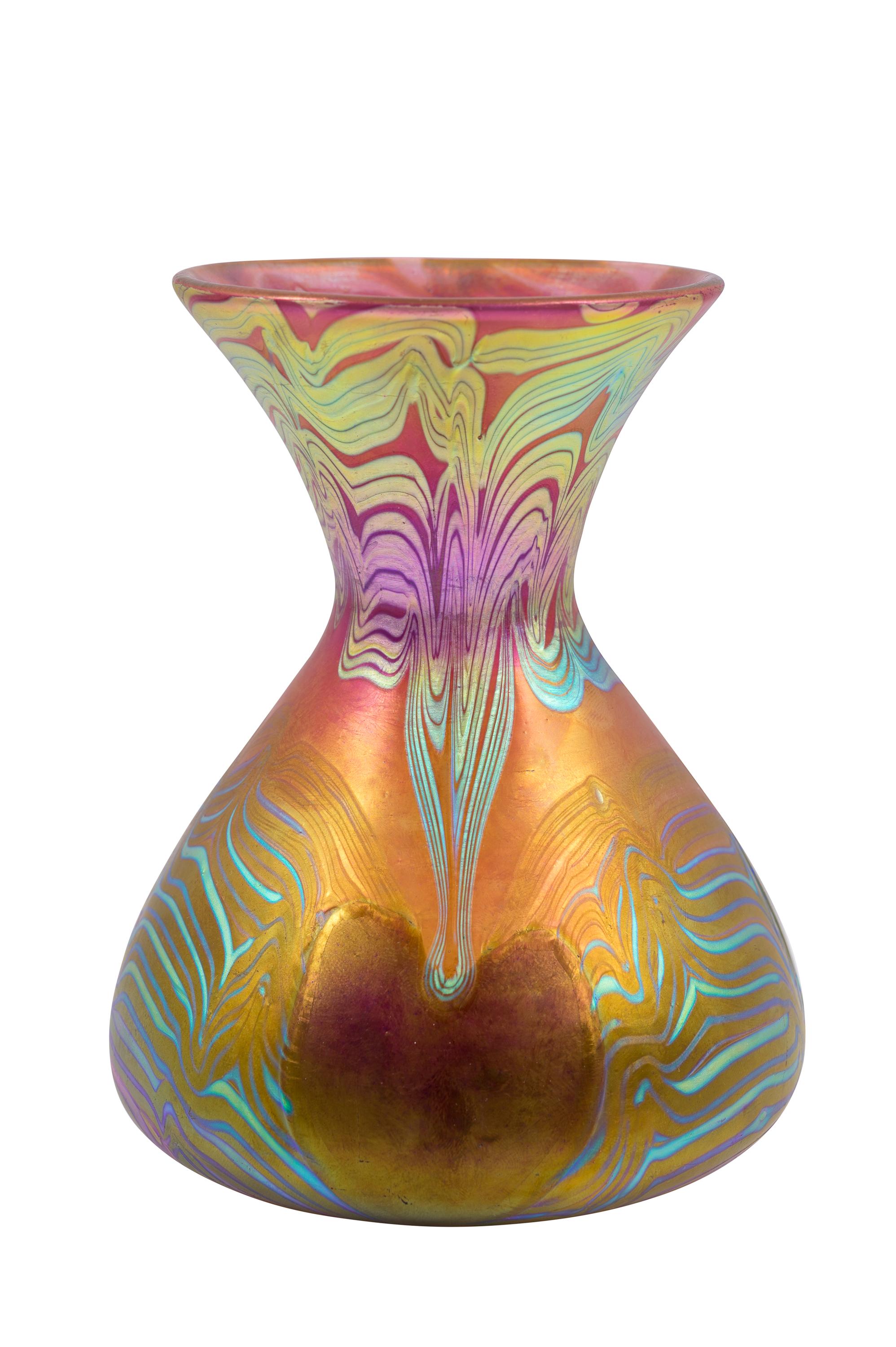 Vaso in vetro, prodotto da Johann Loetz Glass, decorazione PG 3/492, numero di produzione II/963, 1903 circa, Bohemia, Art Nouveau, Jugendstil, Art Déco, vetro artistico, vetro iridescente, rosa, arancio, blu, argento, oro, viola, turchese.