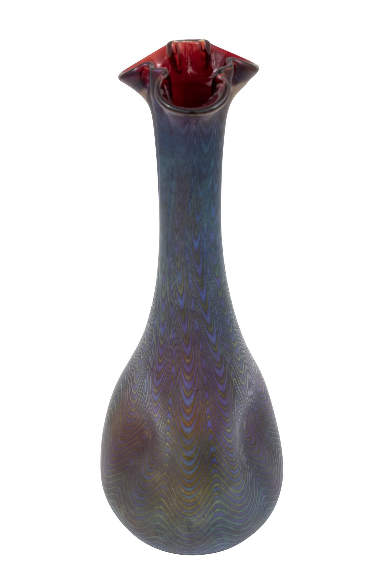Autrichien Vase en verre Loetz PG CIRCA 6893 Art Decor circa 1900 Rouge Bleu Art Nouveau en vente