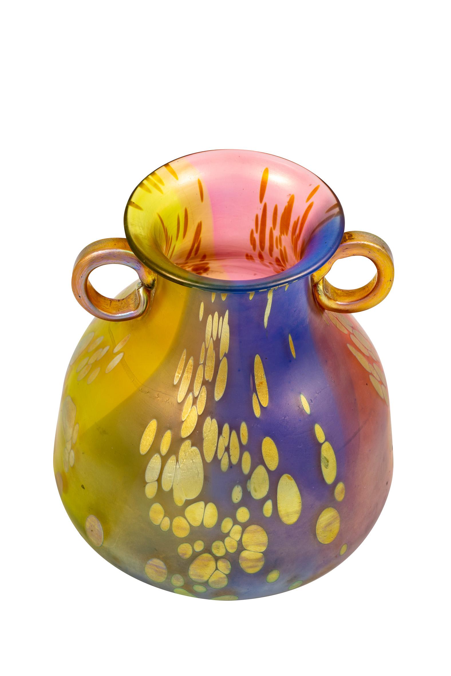 Vase fabriqué par Johann Loetz Witwe Décoration tricolore vers 1900 Verre autrichien Jugendstil moulé-soufflé réduit et irisé Couleurs arc-en-ciel Bleu Rouge Vert Jaune

Ce groupe de vases avec la décoration 