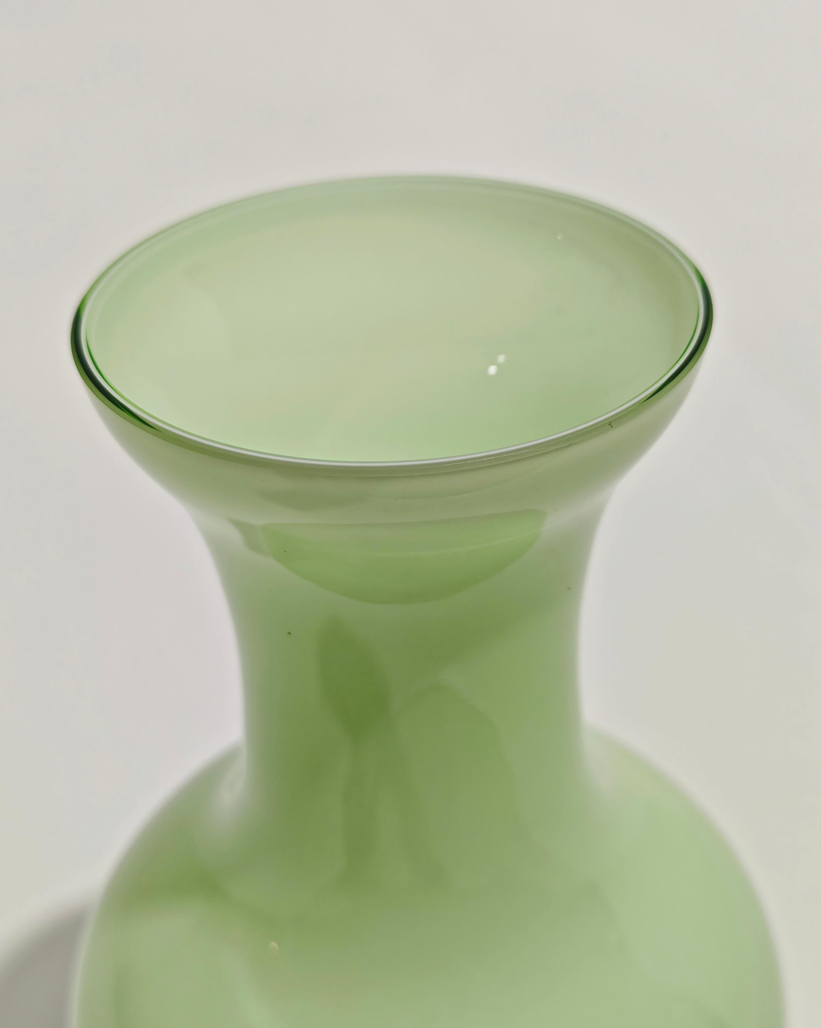 Impresionante jarrón de cristal entubado, en un tono verde claro. Cuerpo perfilado, boca circular, base circular.  Por favor, mira atentamente el vídeo y las fotos, gracias.

Peso: 1.400 Kg
Diámetro de la boca: 12 cm

NOTA: Ofrecemos a nuestros