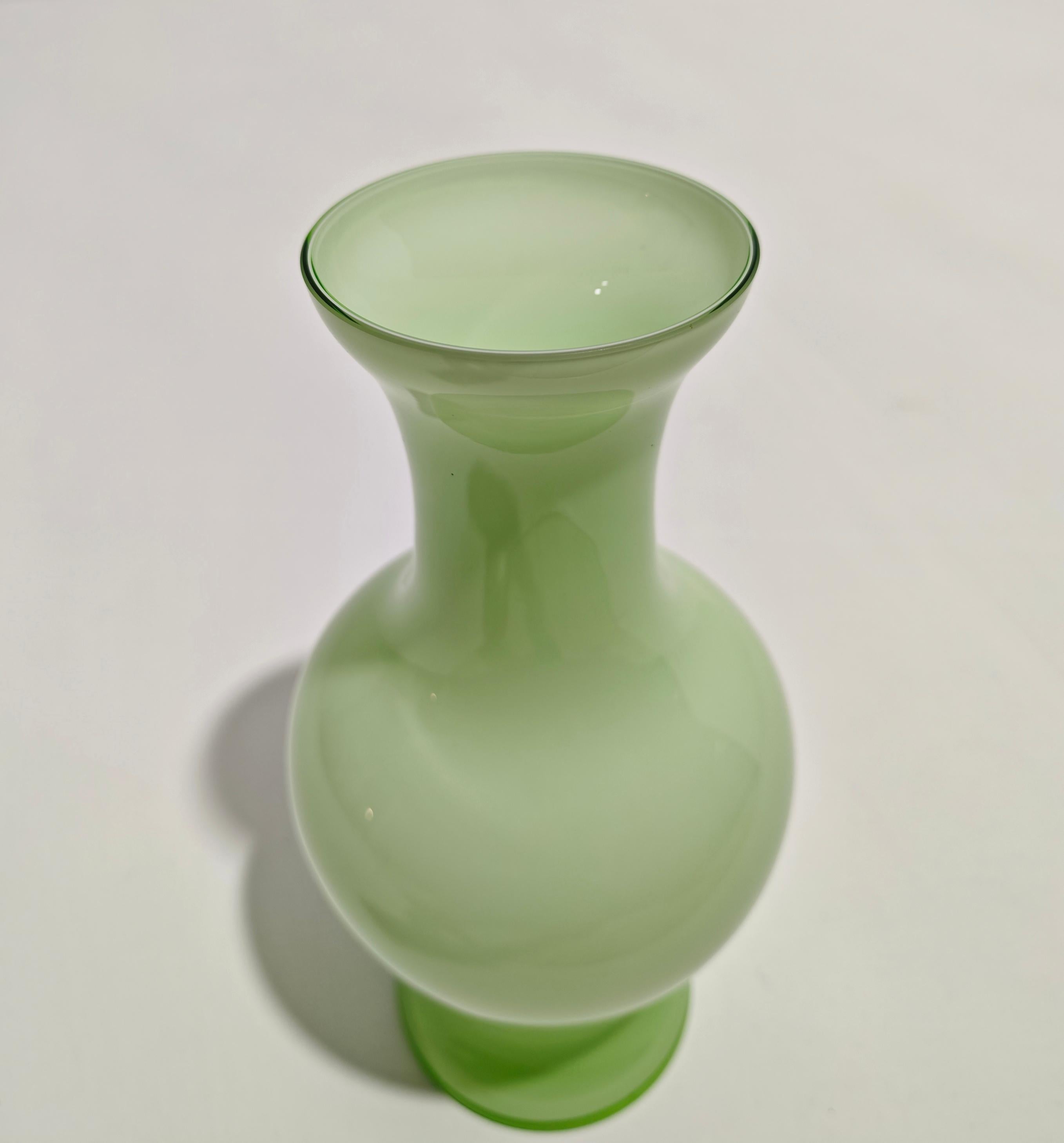 Jarrón de cristal Made in Italy Años 60/70 Moderna de mediados de siglo Moderno de mediados de siglo en venta