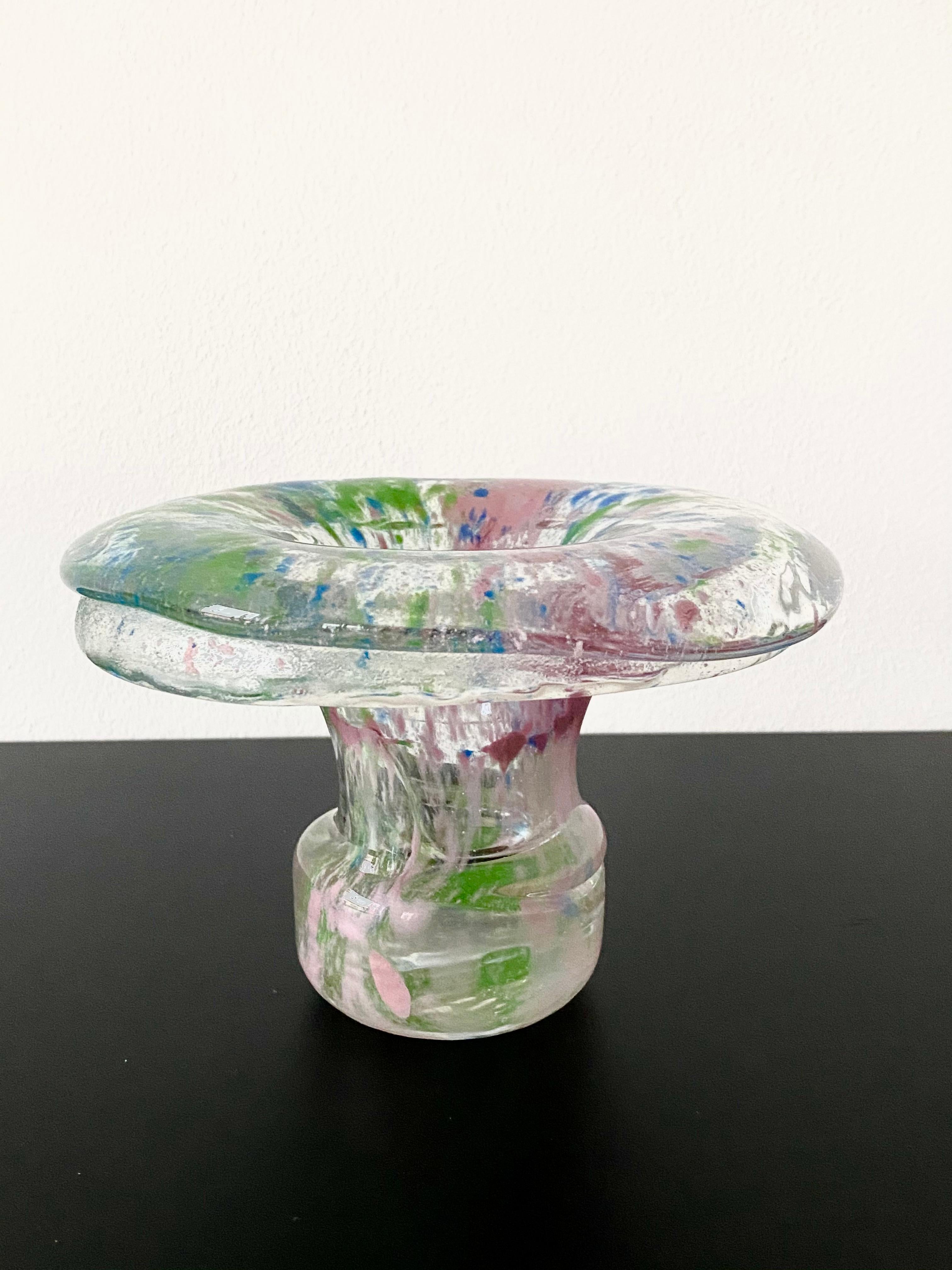 Insolite vase massif en verre multicolore, conçu par Helena Tynell. La pièce est en très bon état et porte l'autocollant du fabricant ainsi qu'une signature sur le dessous.
 