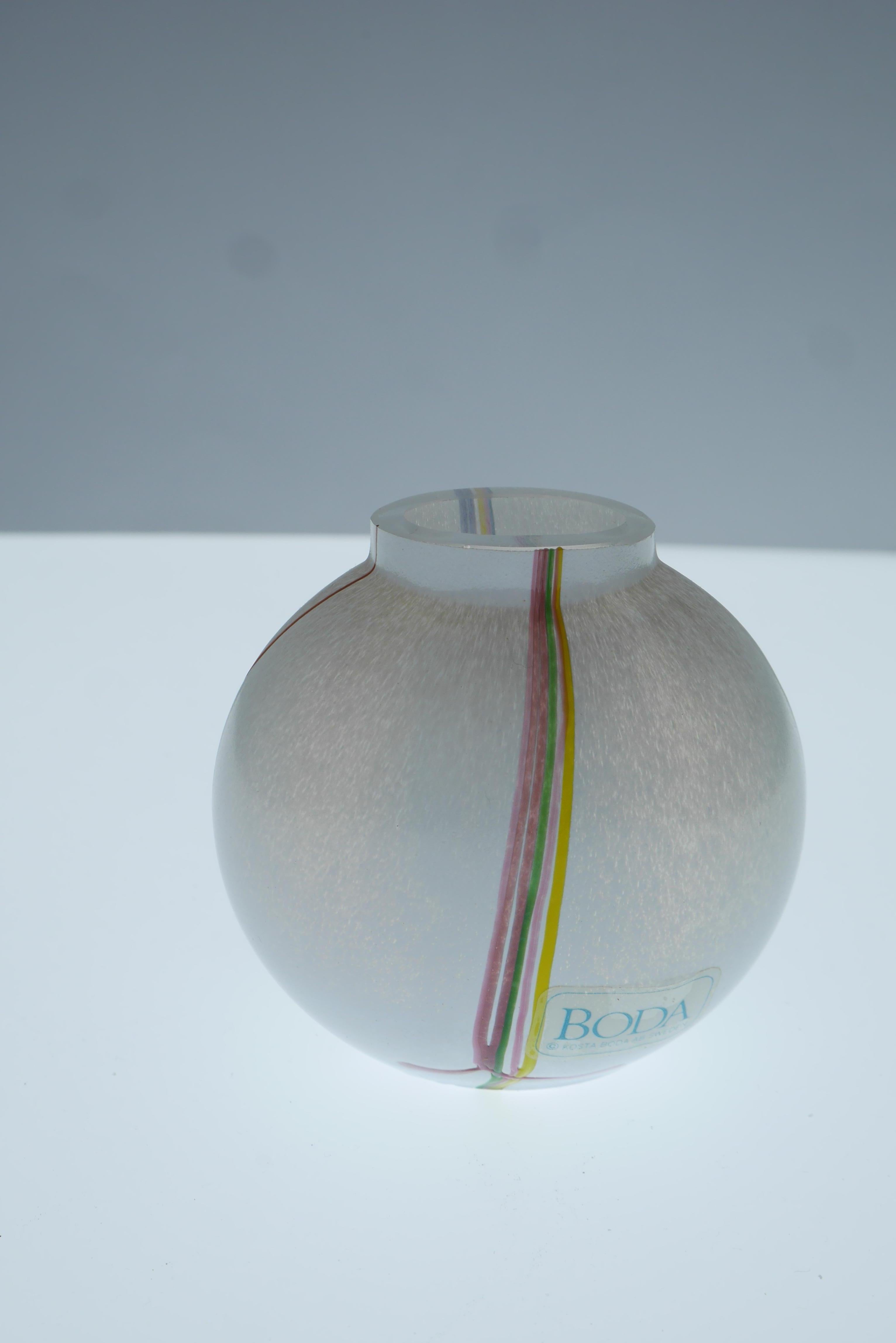 Skandinavische Glaskunstvase aus Glas,  eine Miniatur-Vase von Bertil Vallien, Kosta Schweden  (Skandinavische Moderne) im Angebot
