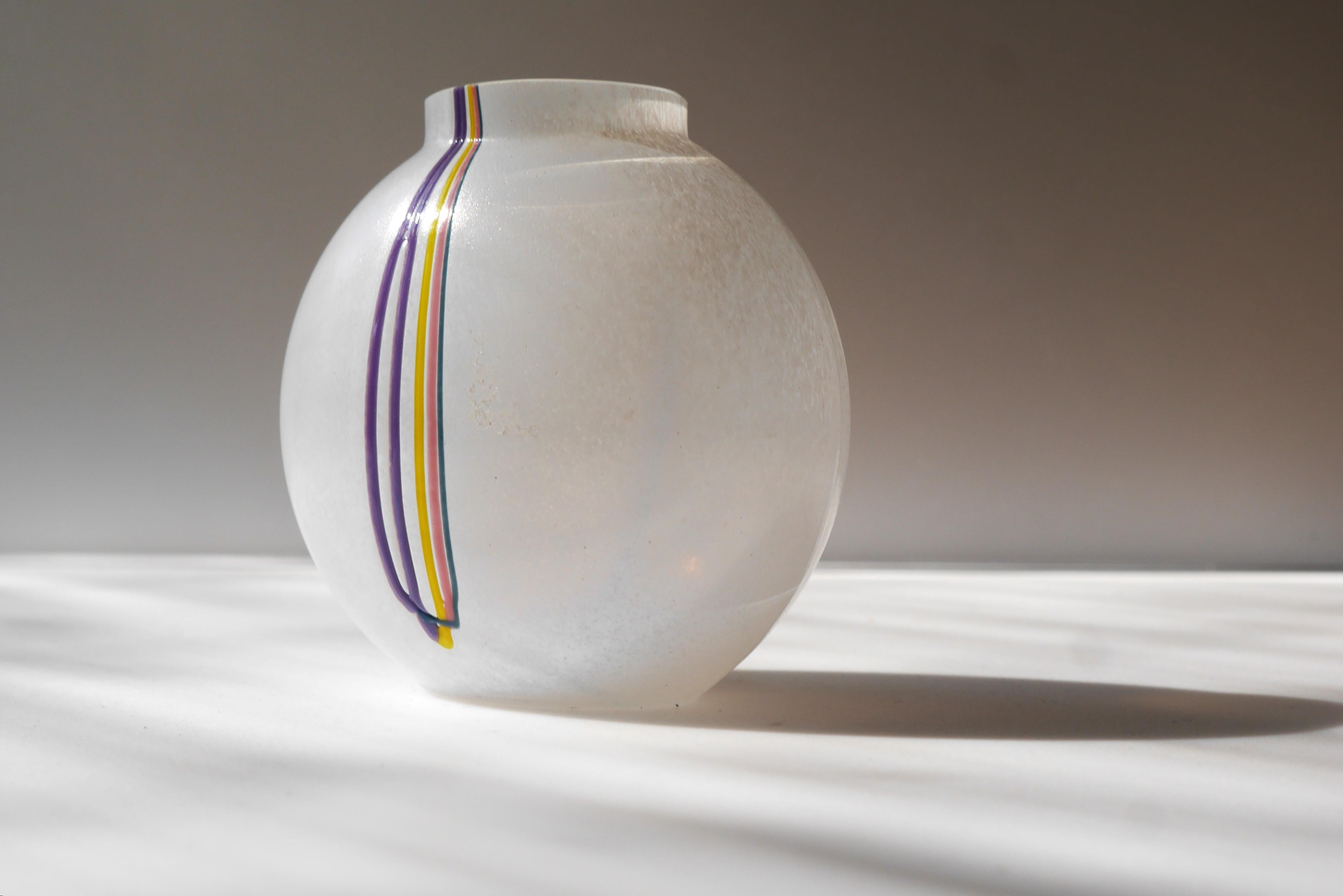 Un petit mais magnifique vase miniature vintage en verre fait à la main par Bertil Vallien pour Kosta Boda, Suède. Il est en parfait état et signé 